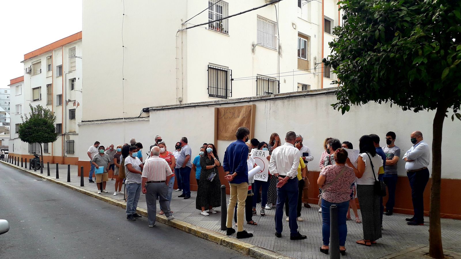 Movilización de vecinos y amigos a un matrimonio que sufre una okupación en Isla Chica.