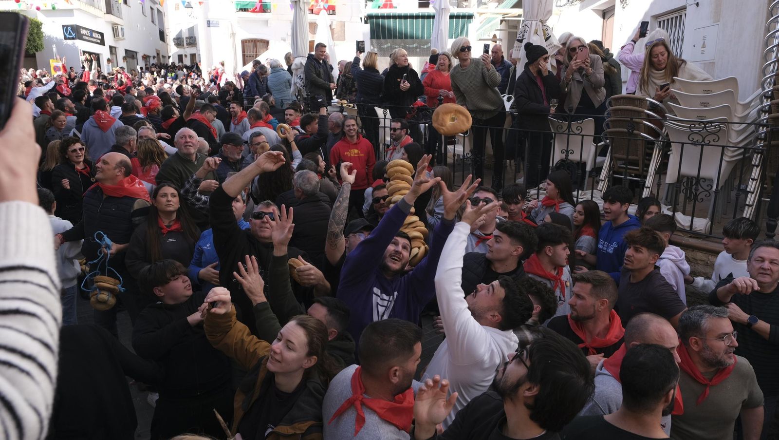 Procesión de San Sebastián y tirada de roscos en Lubrín, en imágenes