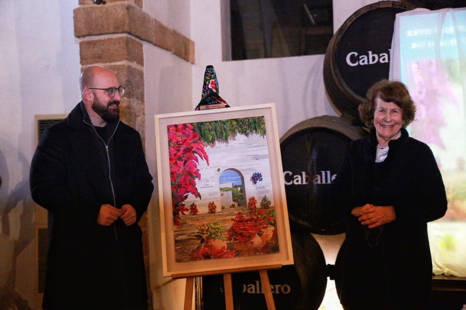 La artista Keka Raffo y el alcalde, descubriendo el cartel anunciador.