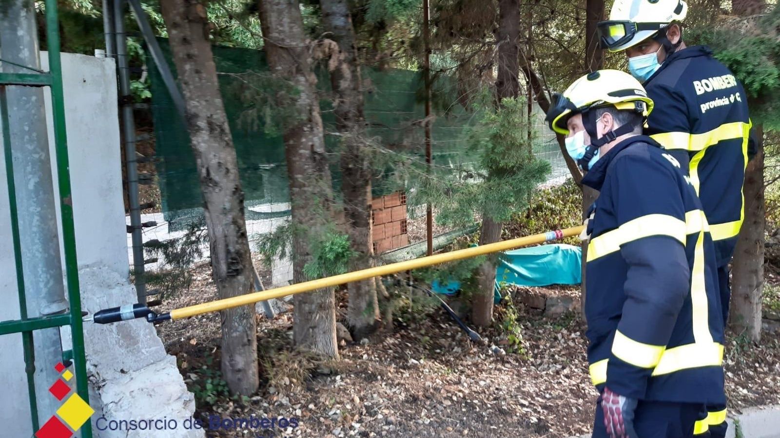 Los bomberos desconectan elementos eléctricos tras el accidente en Benharás.