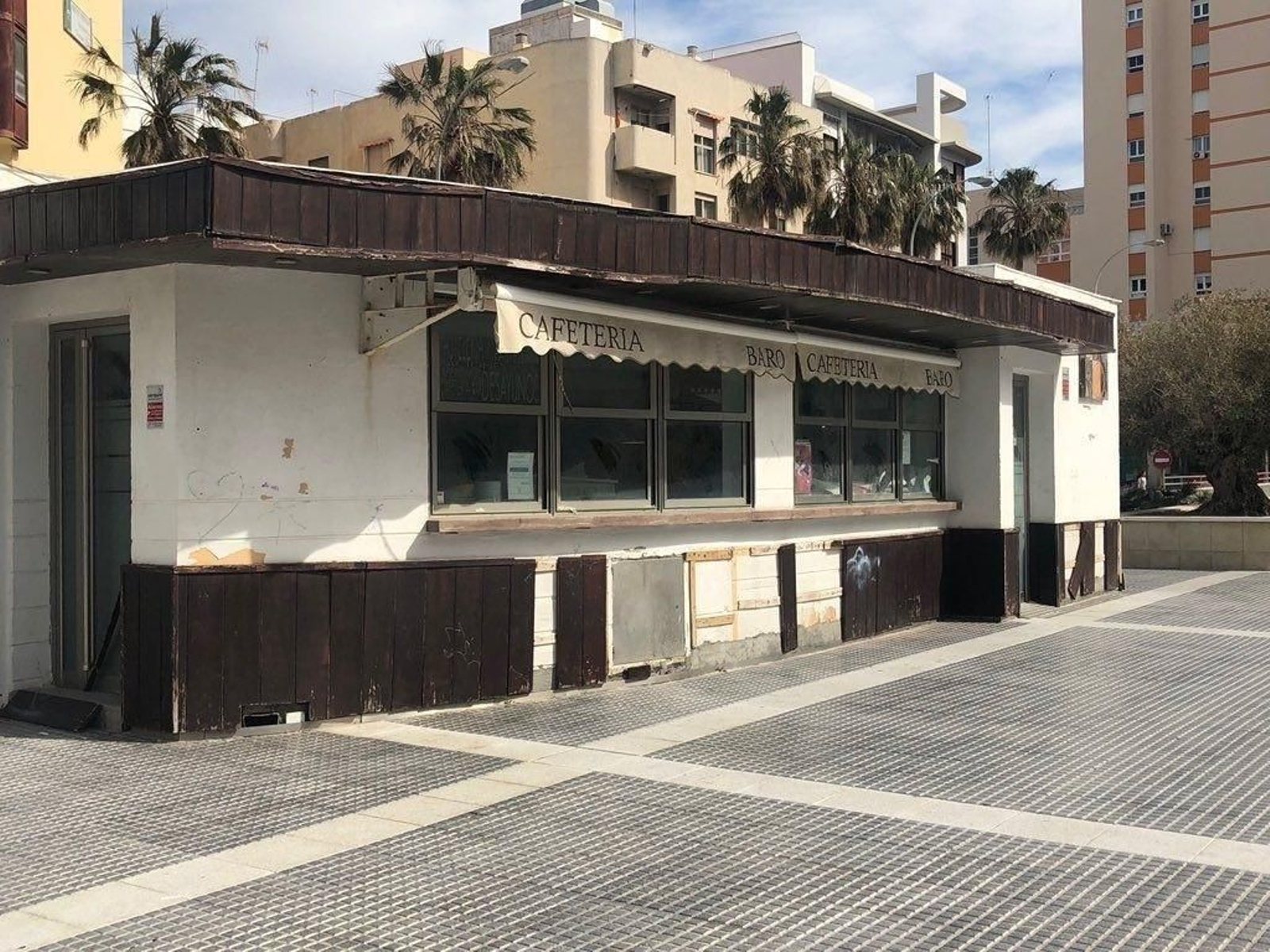 El quiosco de la glorieta Ingeniero La Cierva permanece cerrado a la espera de que se concluya su licitación.