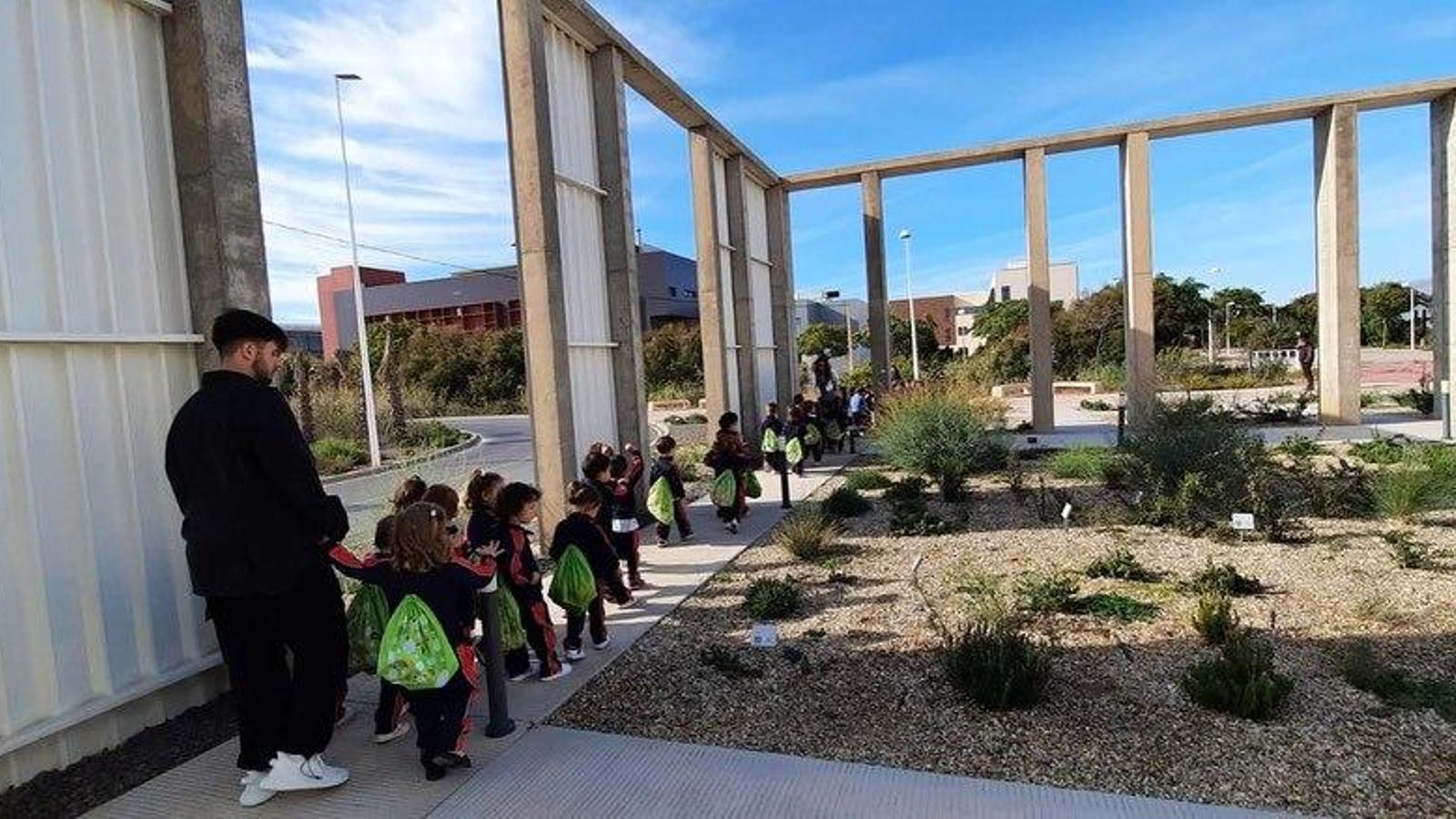 Escolares conocen el jardín botánico que preside la puerta de entrada al Pabellón de Historia Natural de la UAL