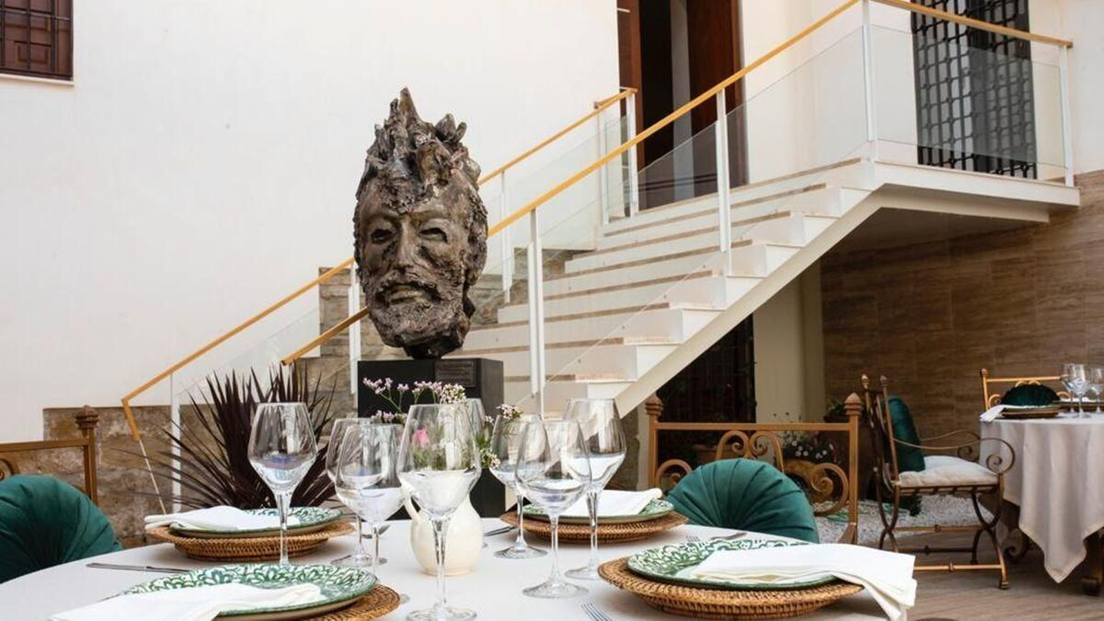 Las esculturas de Aurelio Teno se ubican en rincones estratégicos que dinamizan el espacio en el Palacio de Congresos de Córdoba