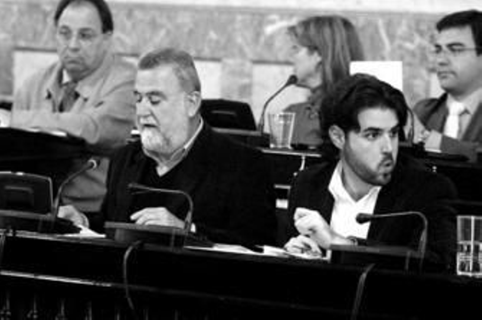 Francisco Manuel Silva gesticula en el salón de plenos, donde se sienta junto al portavoz de IU, Torrijos.