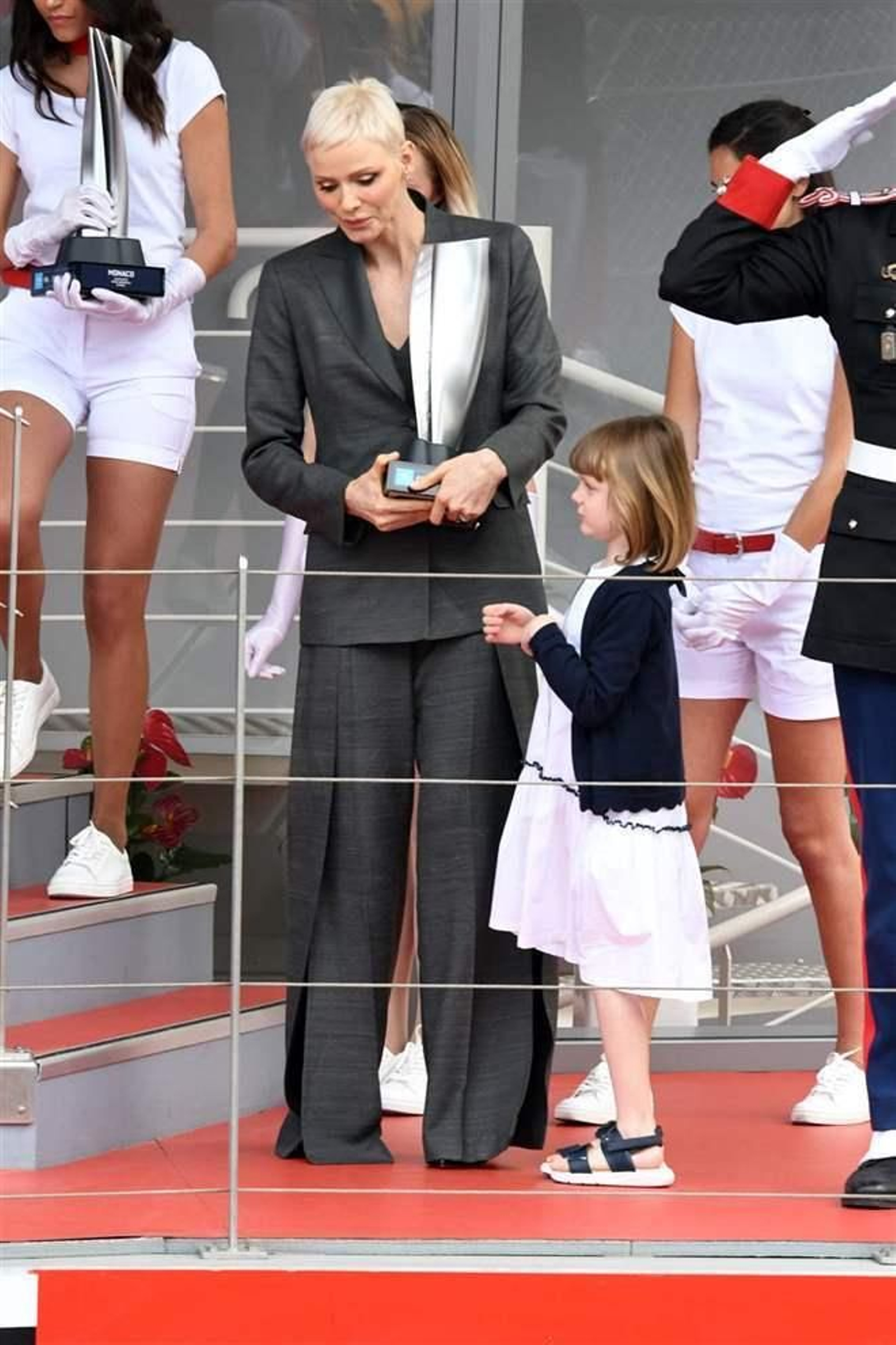 Charlene se dispone a entregar el trofeo ante la atenta mirada de su hija Gabriella. Charlene se dispone a entregar el trofeo ante la atenta mirada de su hija Gabriella.