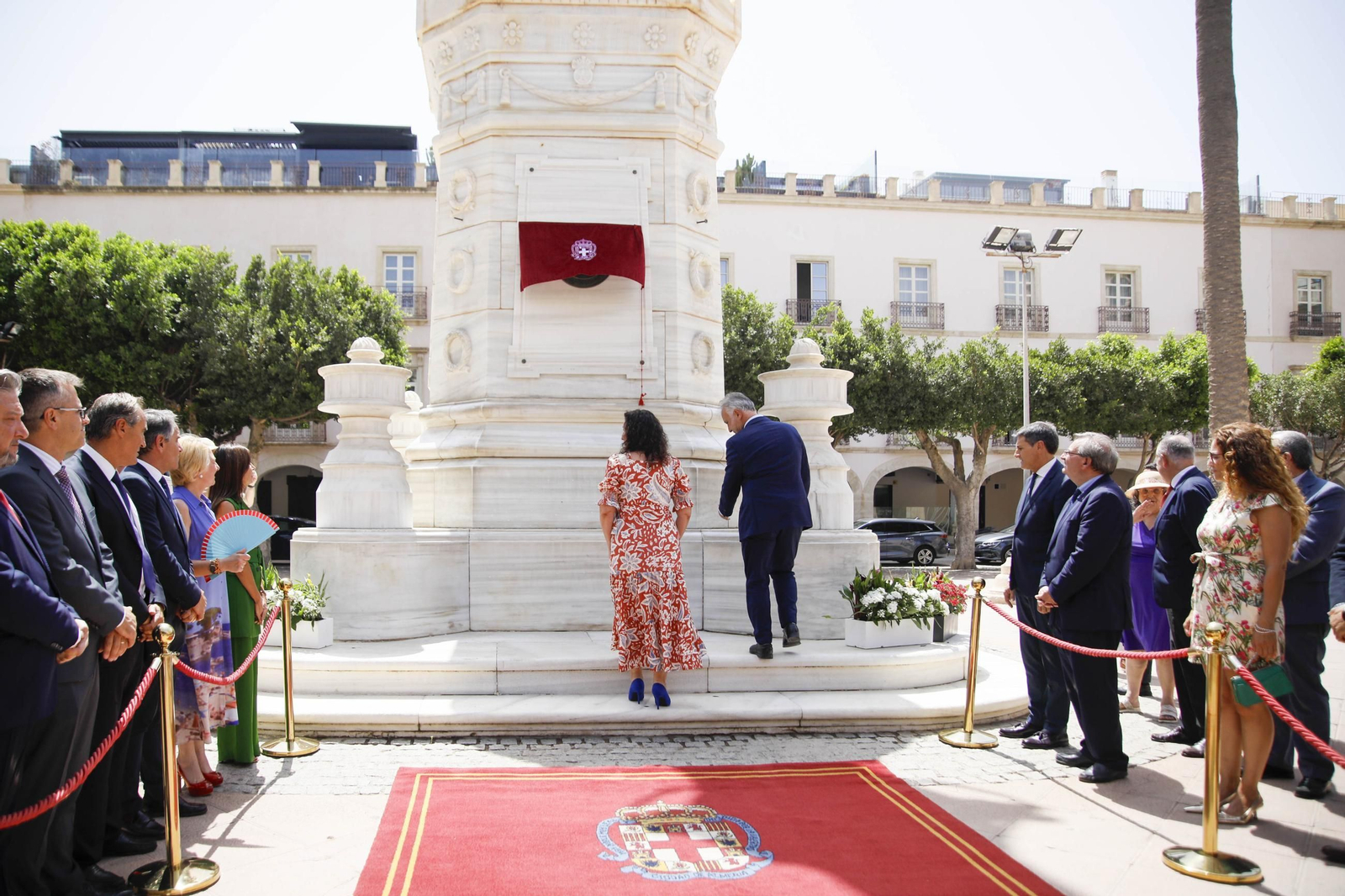 Placa de memoria histórica en el monumento de los coloraos, en imágenes