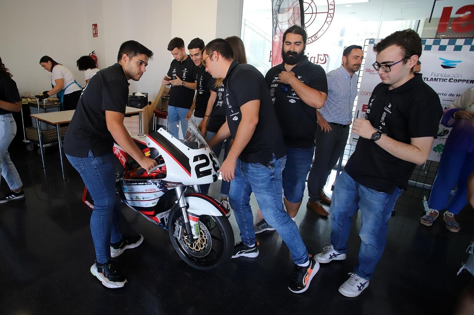 El equipo Motoetsi  preparando su motocicleta para la final.