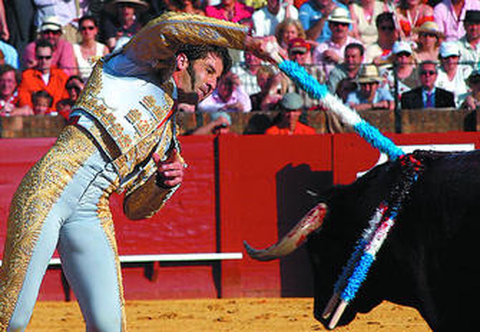 Una imagen de Juan José Padilla, ejecutando la suerte de parear al violín, en la plaza de toros de Sevilla.