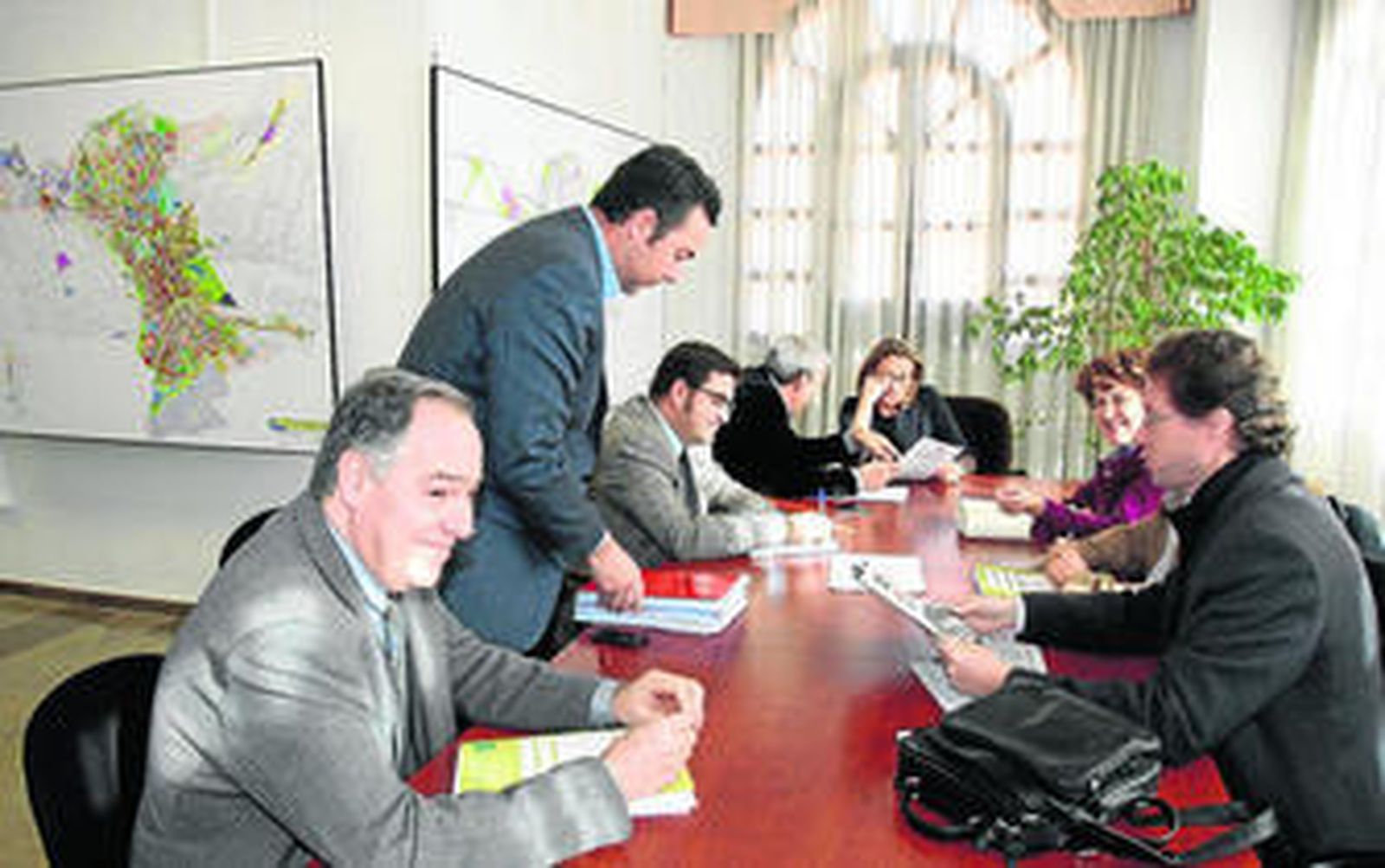 Miembros de la Junta y del Ayuntamiento, durante la reunión que mantuvieron ayer en la sede de la Gerencia de Urbanismo.