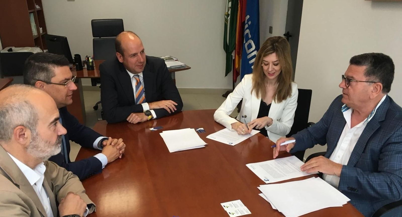 Momento de la rúbrica del convenio.