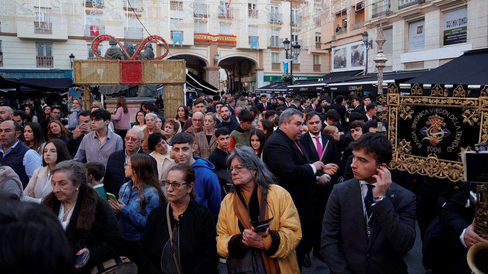 Los fieles, atentos a la procesión.