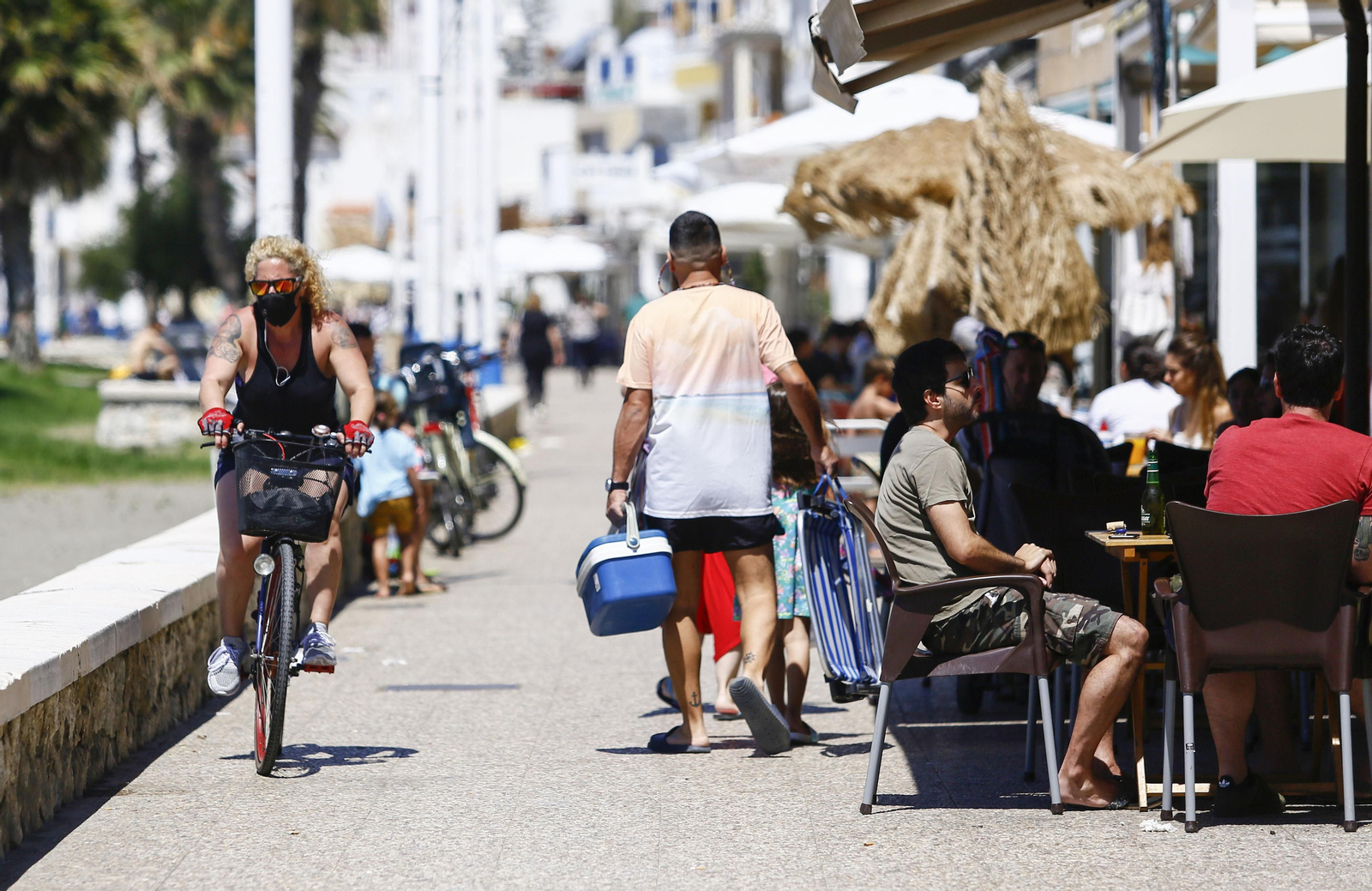 Primer domingo sin restricciones en la playa de Pedregalejo