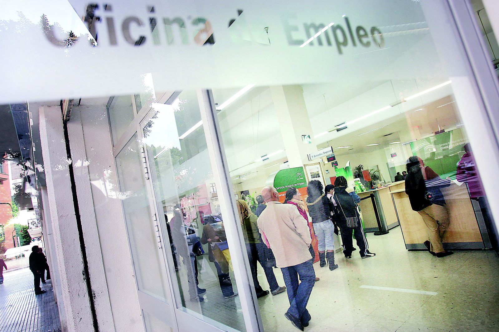 Varias personas esperan a ser atendidas en una Oficina de Empleo.