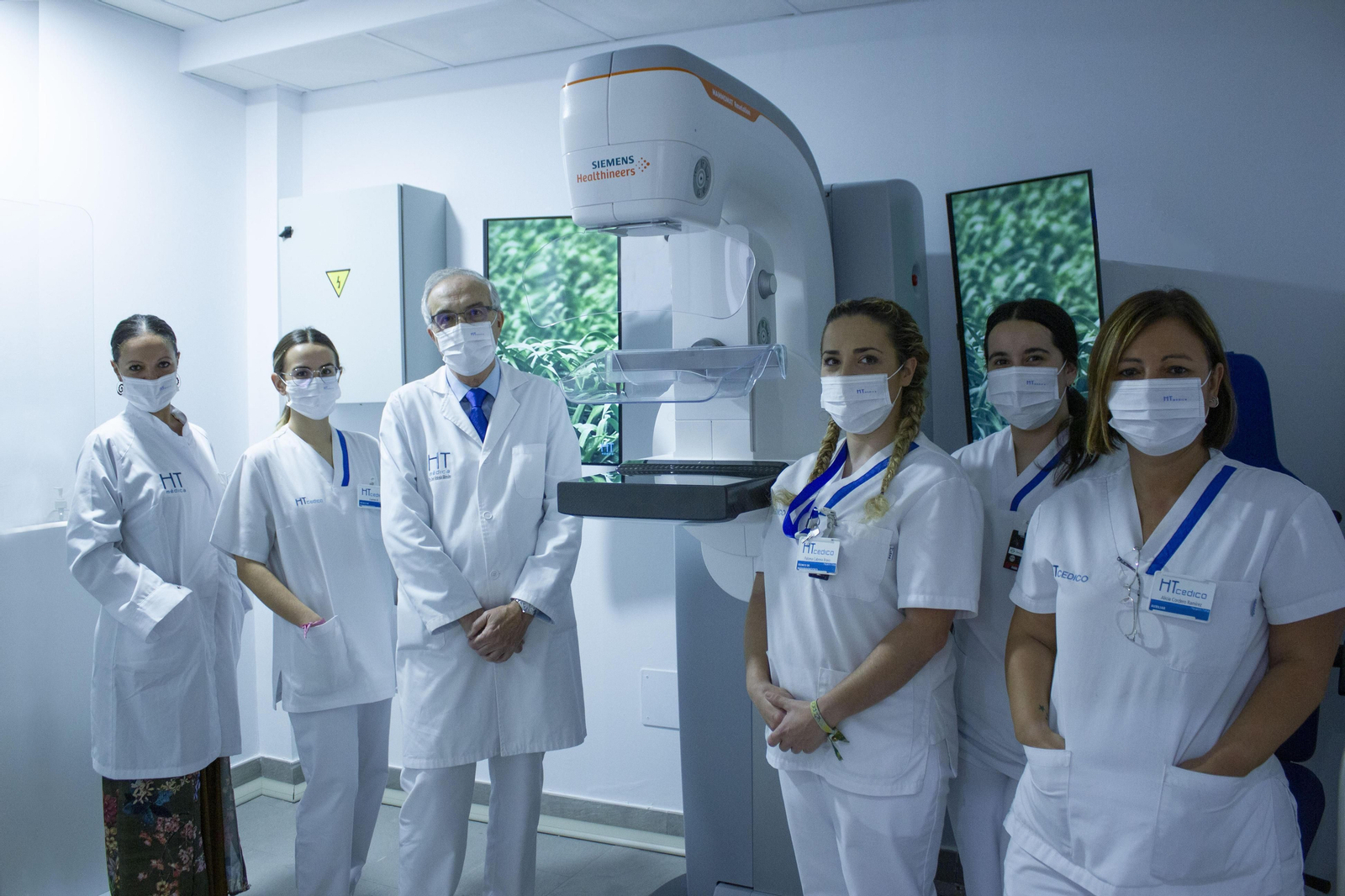 Doctor Morales junto al equipo médico y asistencial del centro HT Cedico. Doctor Morales junto al equipo médico y asistencial del centro HT Cedico.