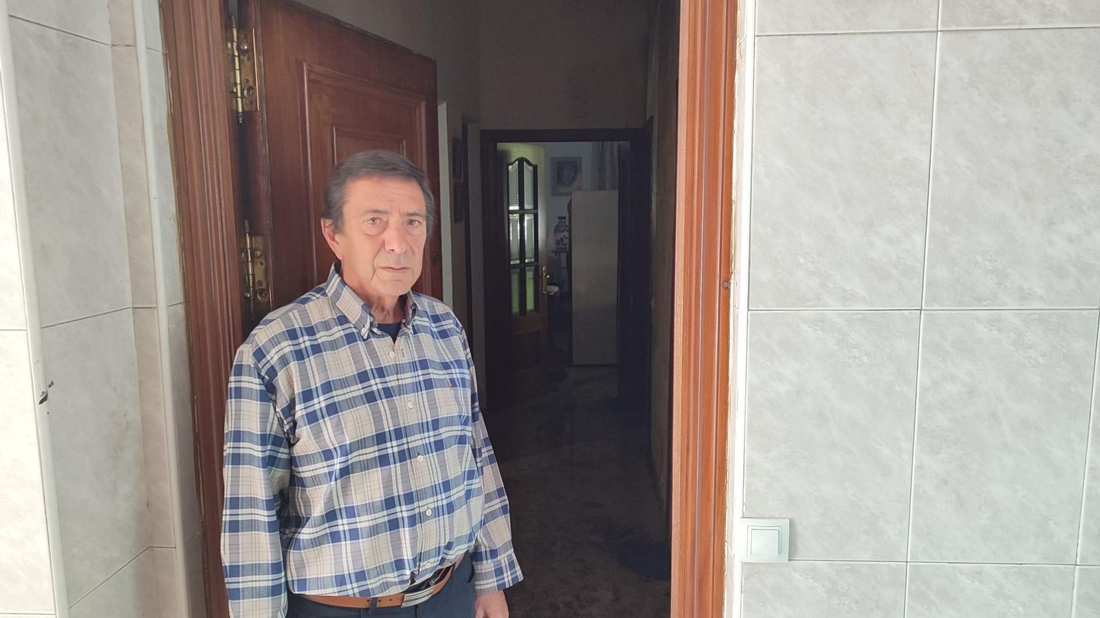 Pedro Tomás, en la puerta de su domicilio.