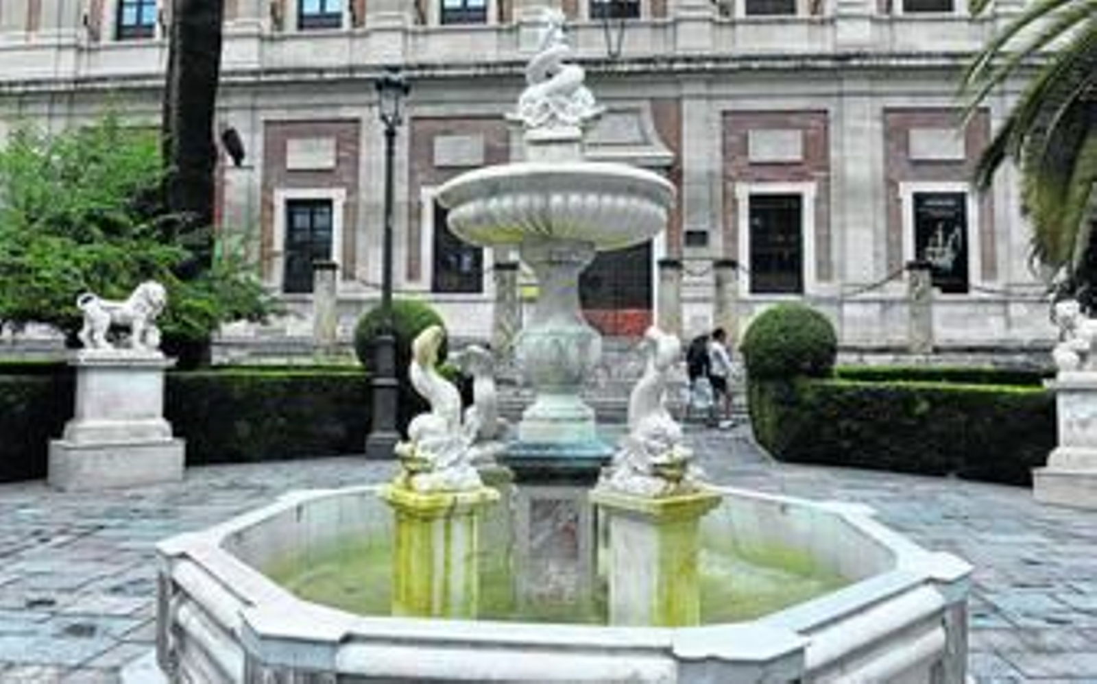 La Fuente de la Lonja del Archivo de Indias, restaurada hace apenas unos meses, ha sido la última en teñirse de naranja.