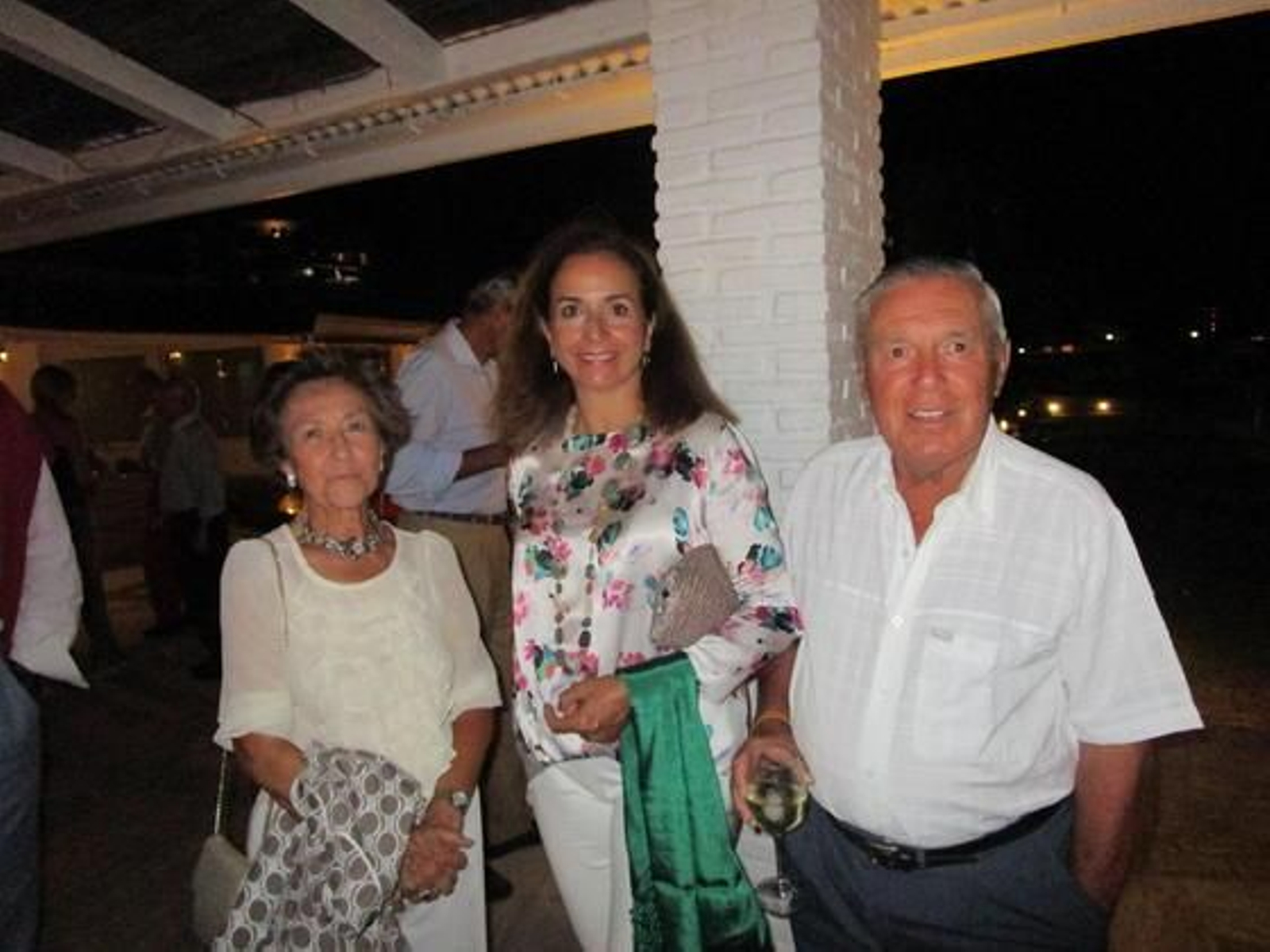 María Cobíán y su marido el abogado gaditano José Ramón del Río con la marquesa de Vargas

Foto: Ignacio Casas de Ciria