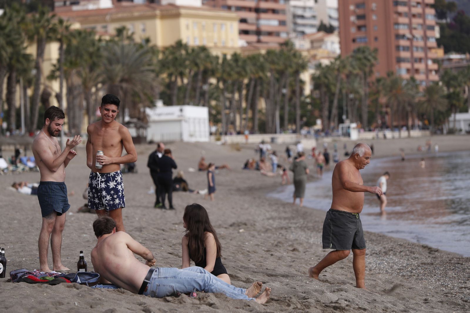 Bañistas en la playa de la Malagueta este 1 de enero.