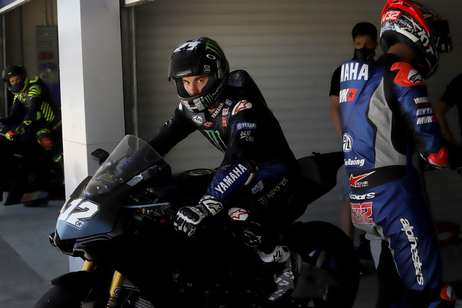 Maverick Viñales sale de su box durante la jornada de este sábado en el Circuito.