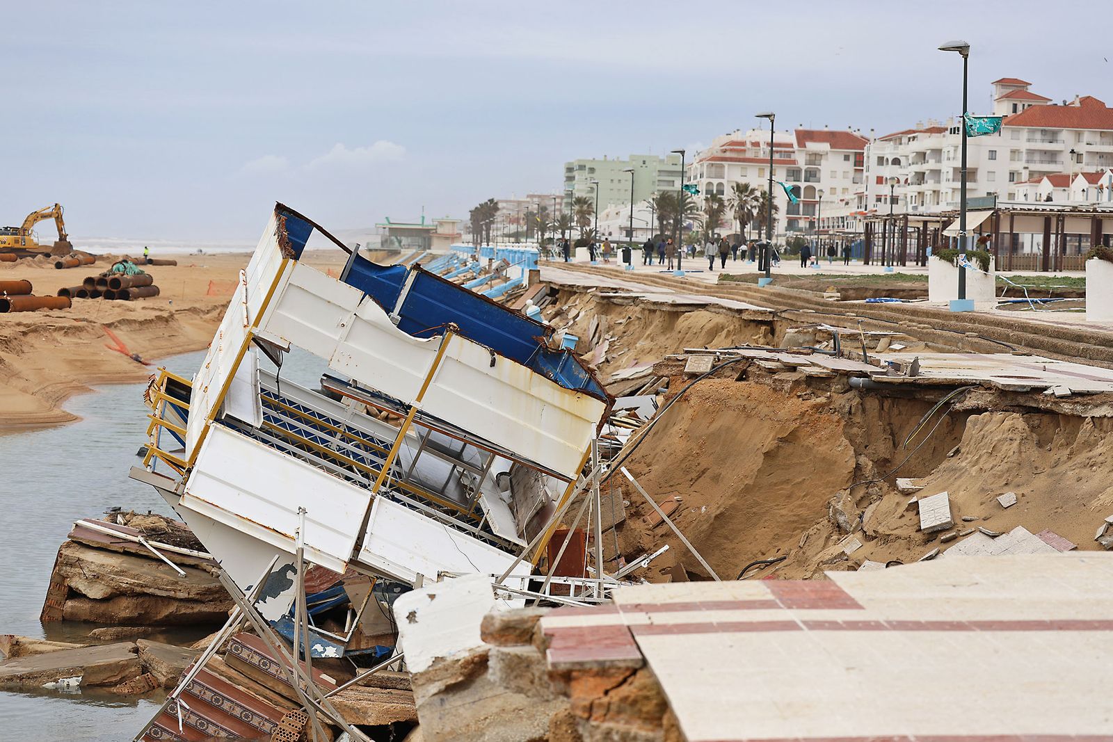 Las fotografías del aporte de arena para regenerar la playa de Matalascañas