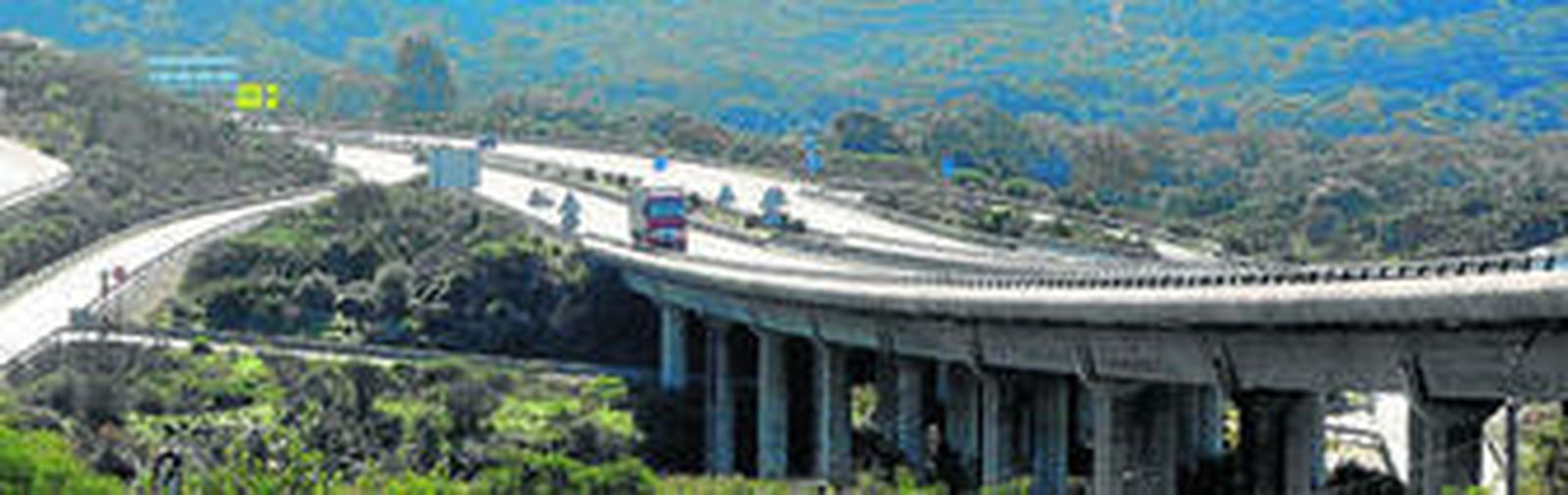 Uno de los viaductos de la autovía Jerez-Los Barrios, en un trazado con túneles y falsos túneles que atraviesa el parque natural de Los Alcornocales.