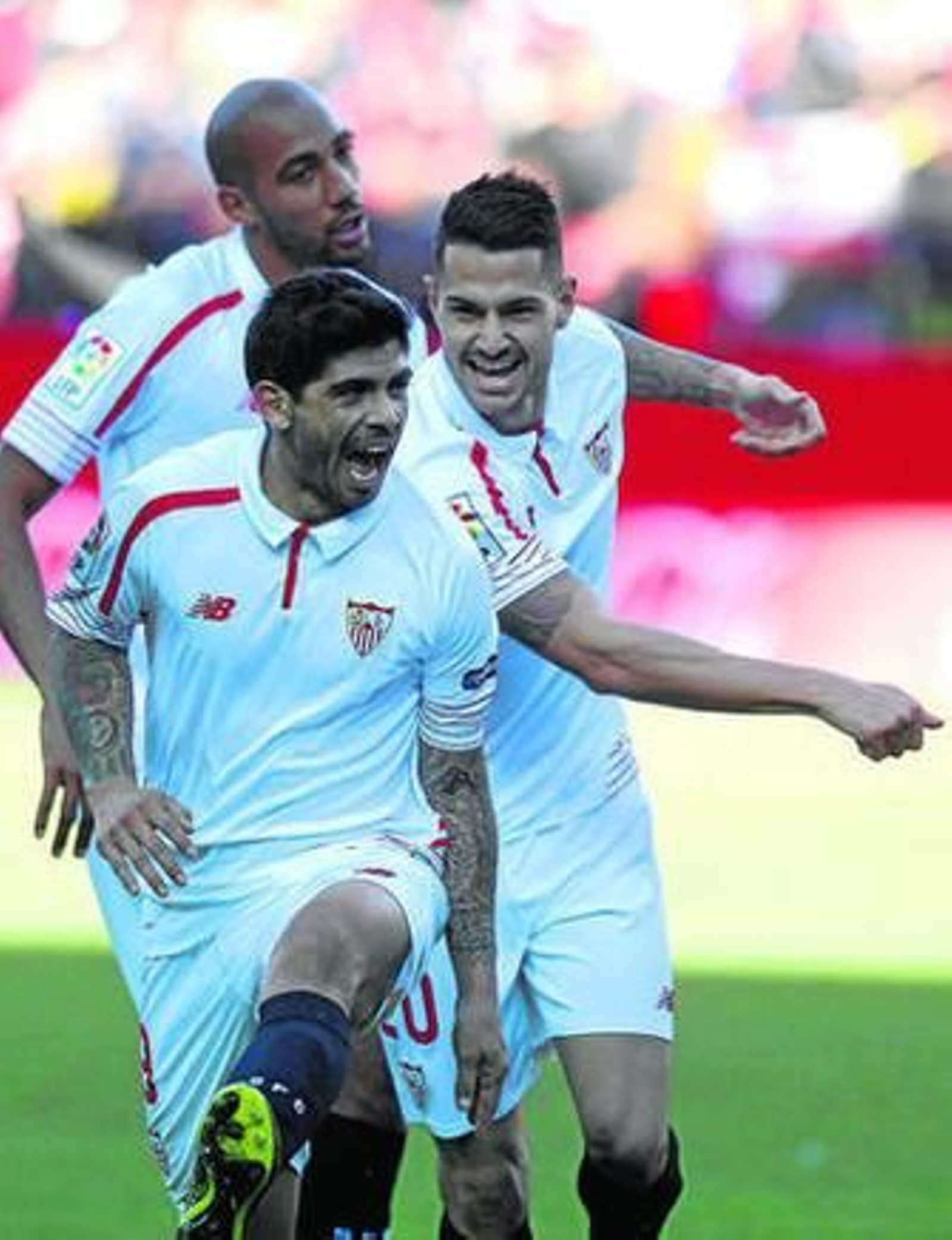 Banega celebra con alegría su gol ante Vitolo y N'Zonzi.