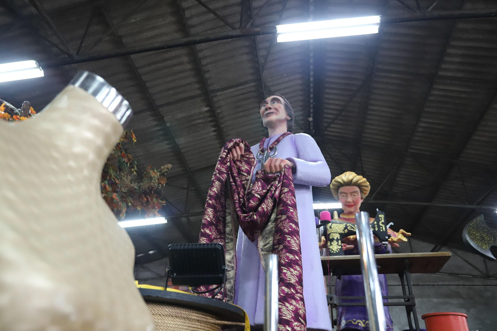 Imágenes de los preparativos de las carrozas de sus Majestades los Reyes Magos