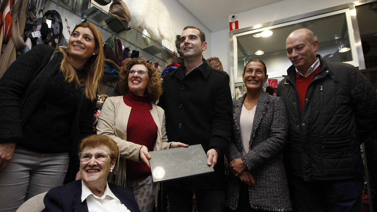 Segura Complementos fue creada por los abuelos de Loli Segura, que estaba acompañada de su madre Carmen Tortosa.