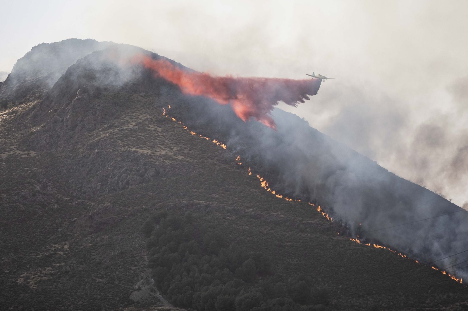 El fuego obliga a desalojar viviendas y se acerca a urbanizaciones de Albolote