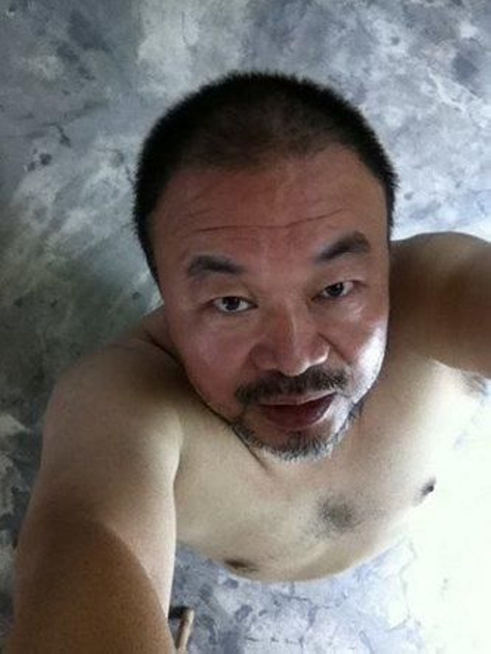 Ai Weiwei se presenta en Google+ como "entusiasta de la pornografía y presunto evasor de impuestos"