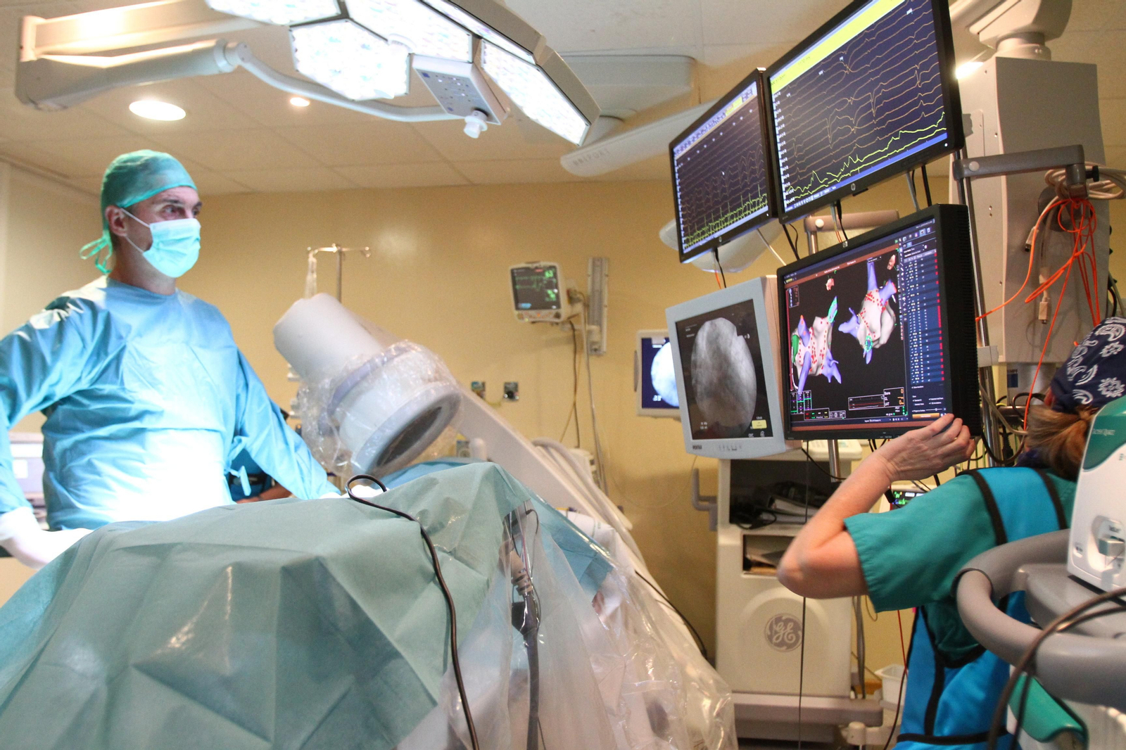 El Hospital Juan Ramón Jiménez implanta los dos primeros marcapasos sin cable en pacientes onubenses