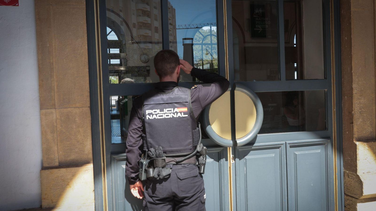 Un Policía Nacional, supervisando que no hubiera nadie en la estación de trenes. Un Policía Nacional, supervisando que no hubiera nadie en la estación de trenes.