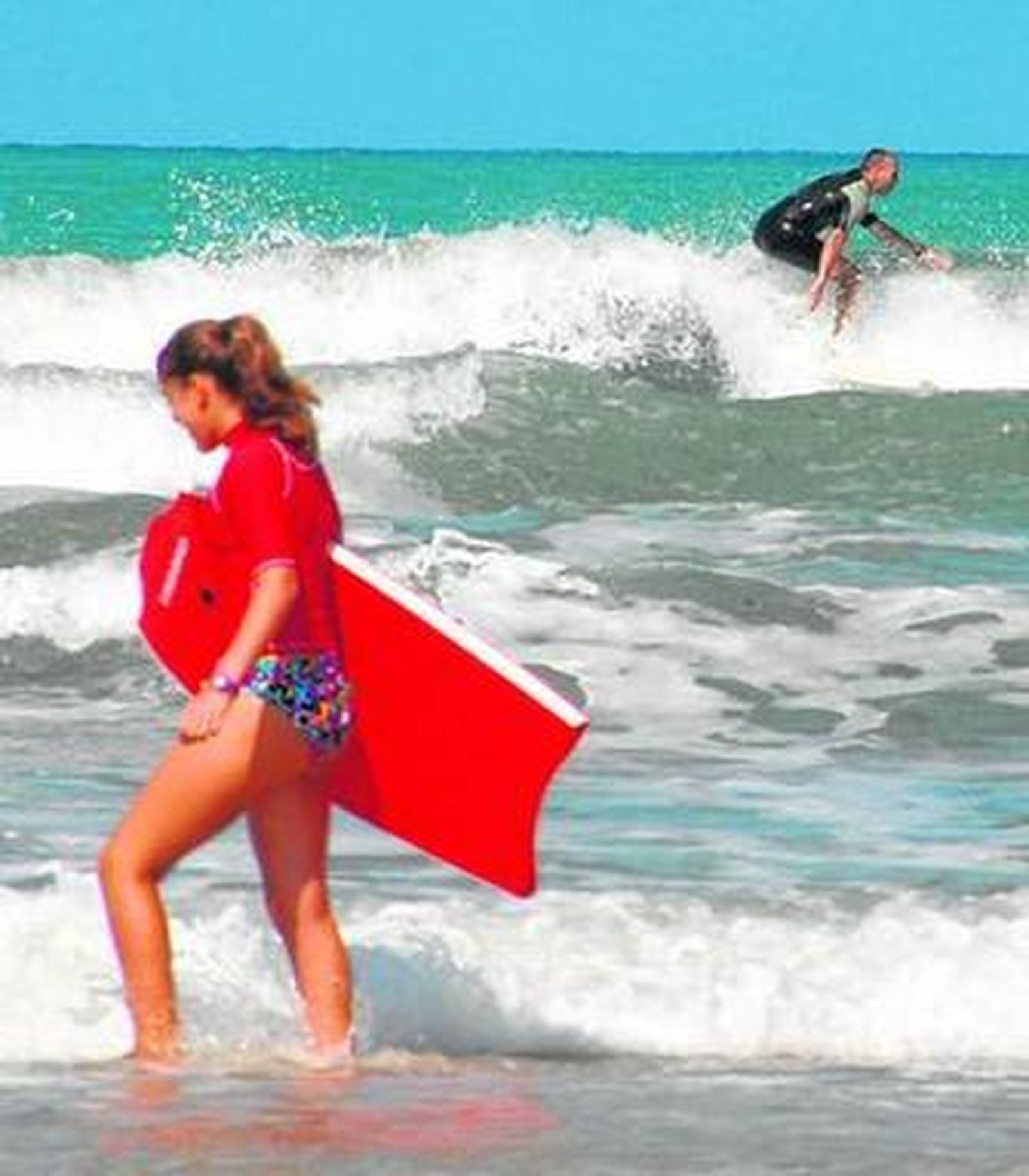 Jóvenes practicando surf en Camposoto, en una imagen de archivo.