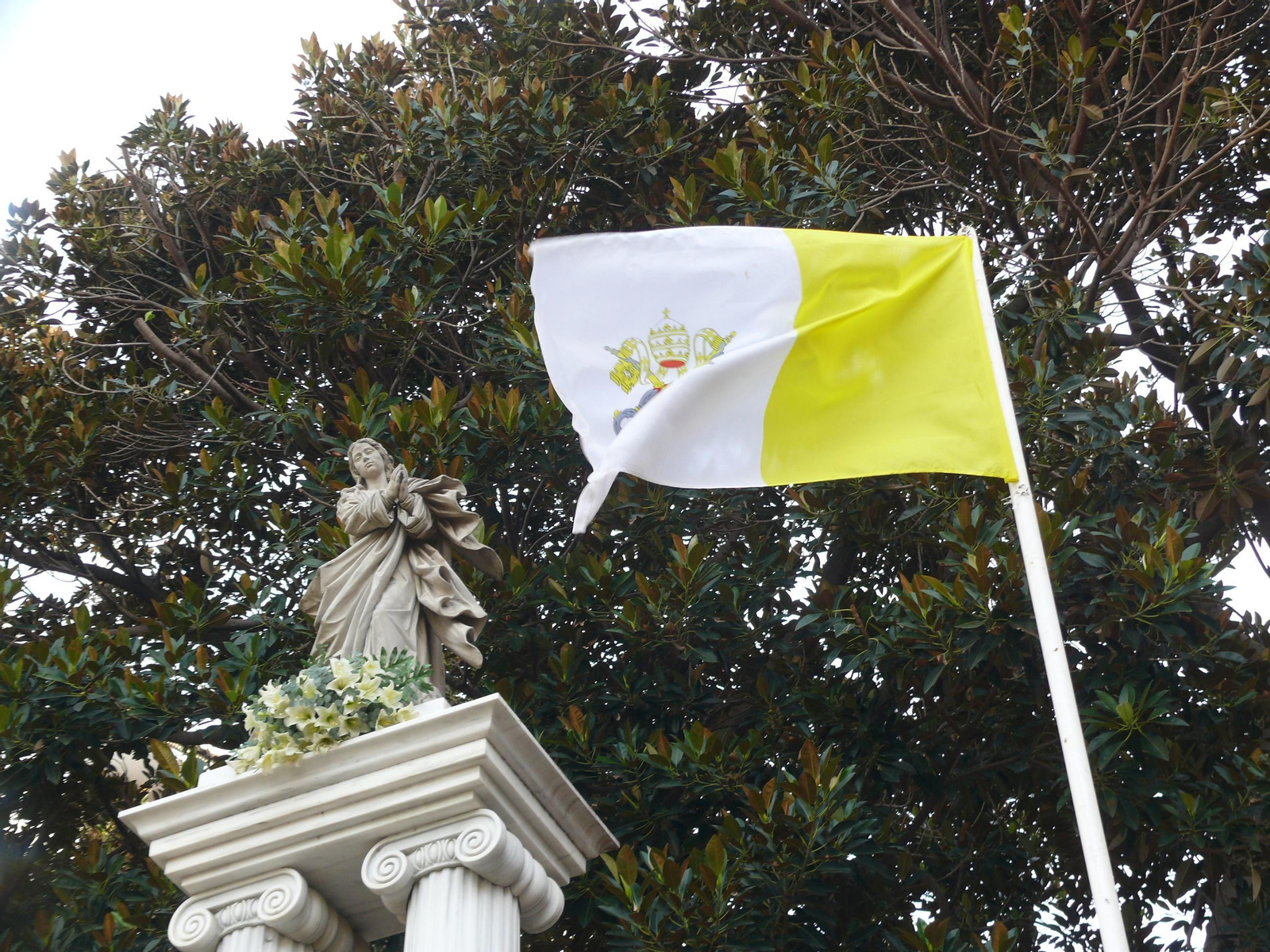 La Inmaculada en su monumento de Huelva.