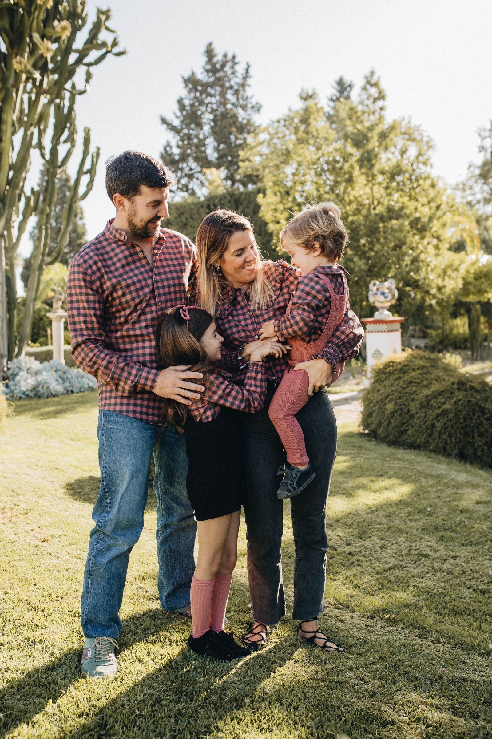 La marca se encuentra en continúa comunicación con sus clientes, potenciando el feedback mutuo y creando una experiencia de compra totalmente única