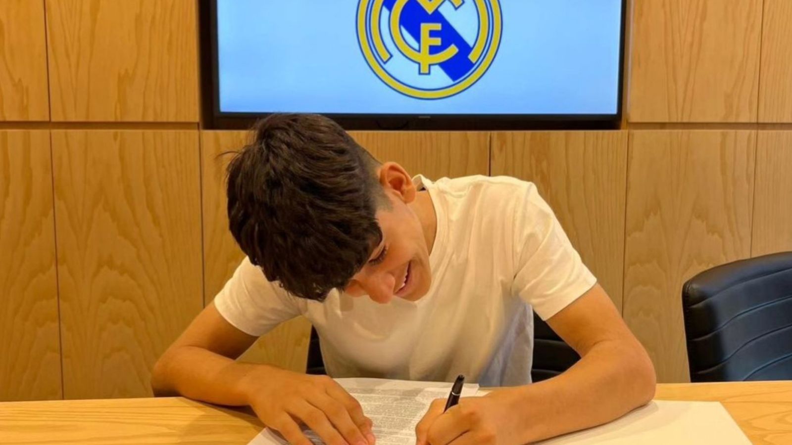 Adrián Talavera firma su contrato con el Real Madrid