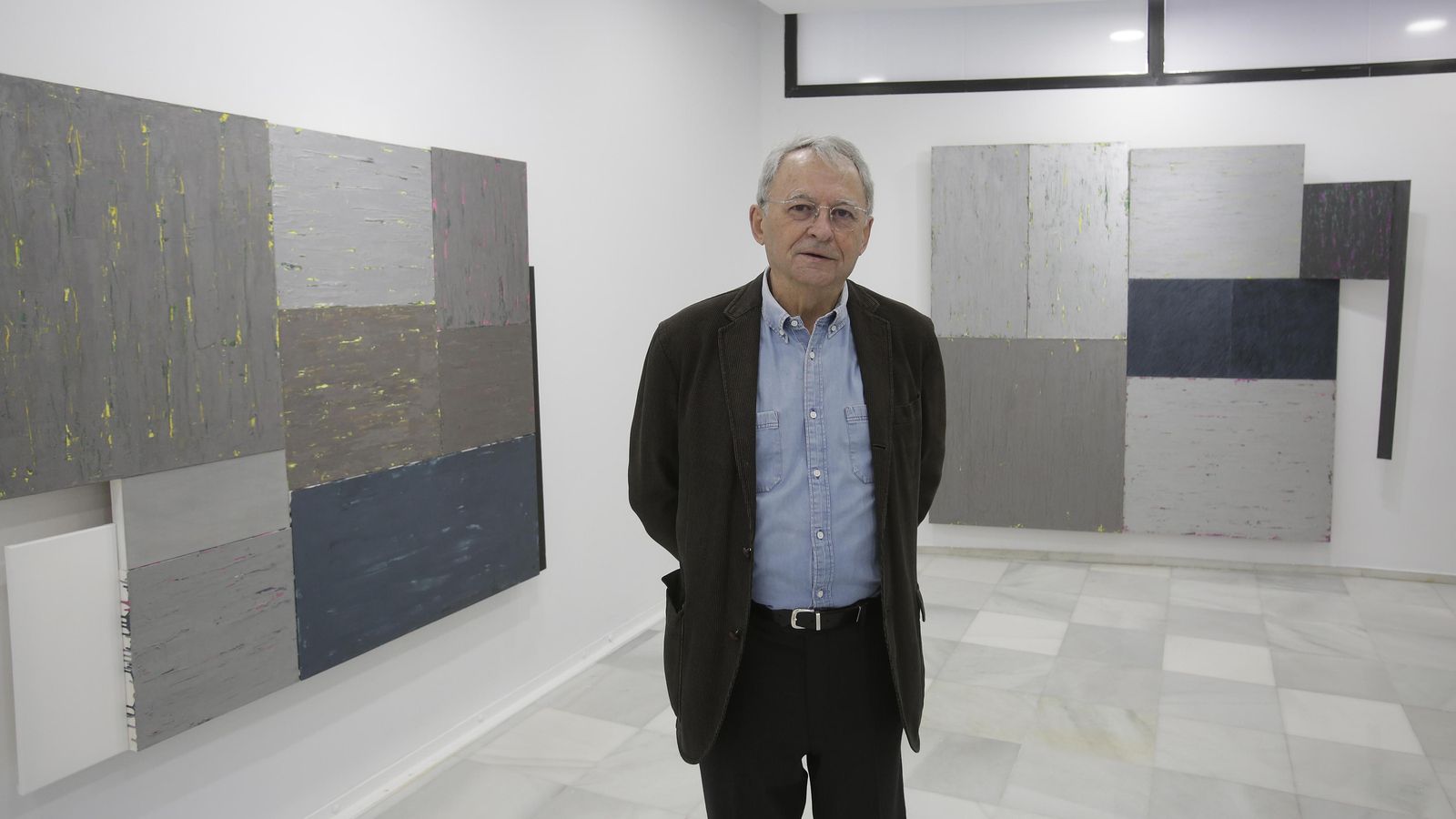 El artista ante las obras de gran formato de la serie 'NSEO (Norte, Sur, Este, Oeste)'.