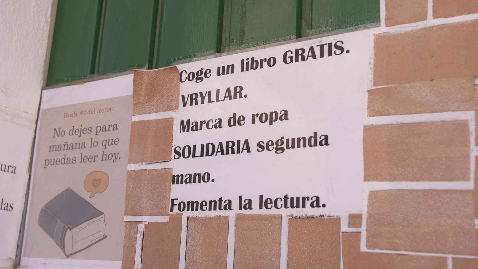 Las imágenes de la asociación que regala libros y ropa a las personas sin hogar en El Zapillo