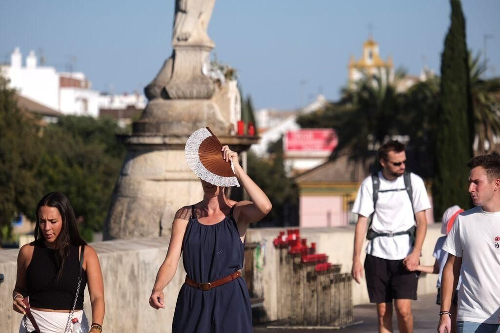 Turistas en el Puente Romano de Córdoba.