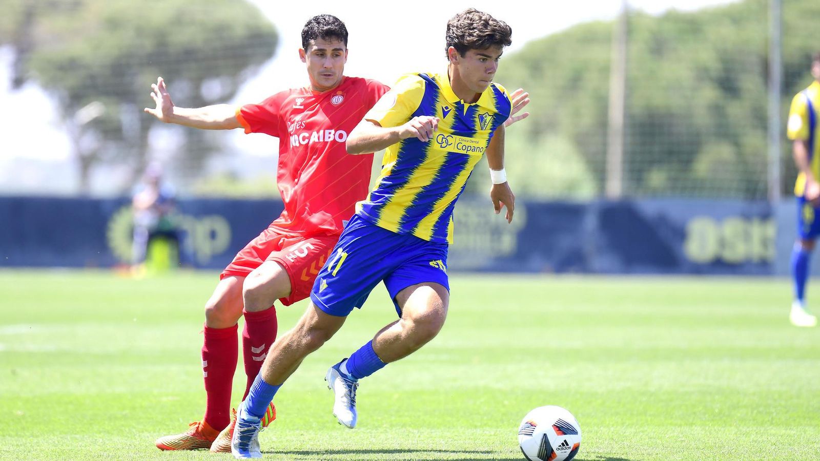 Verticalidad de Rafa Llorente con la camiseta del filial.
