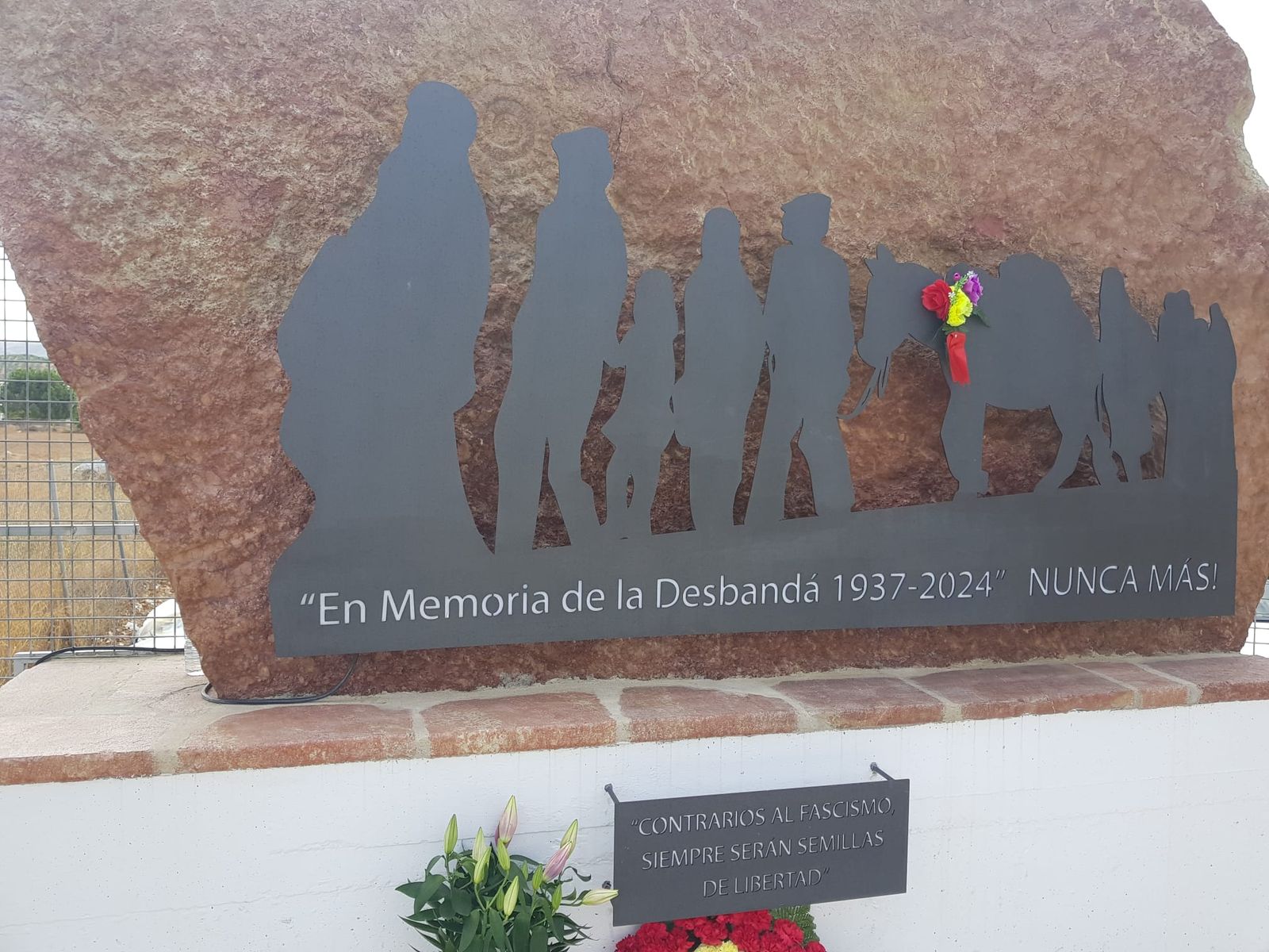 El monolito inaugurado este domingo.