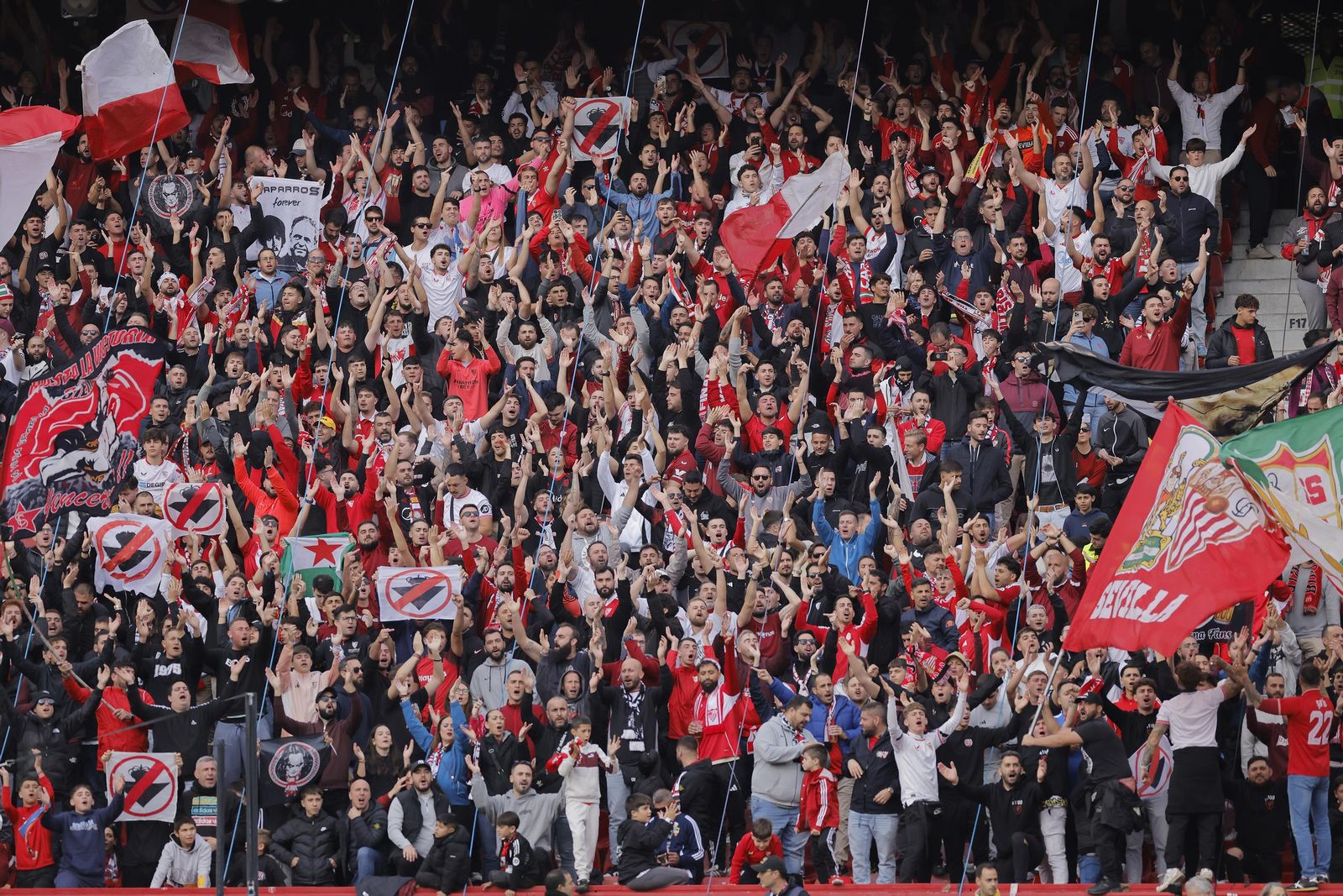 Búscate en las fotos del Sevilla -Betis