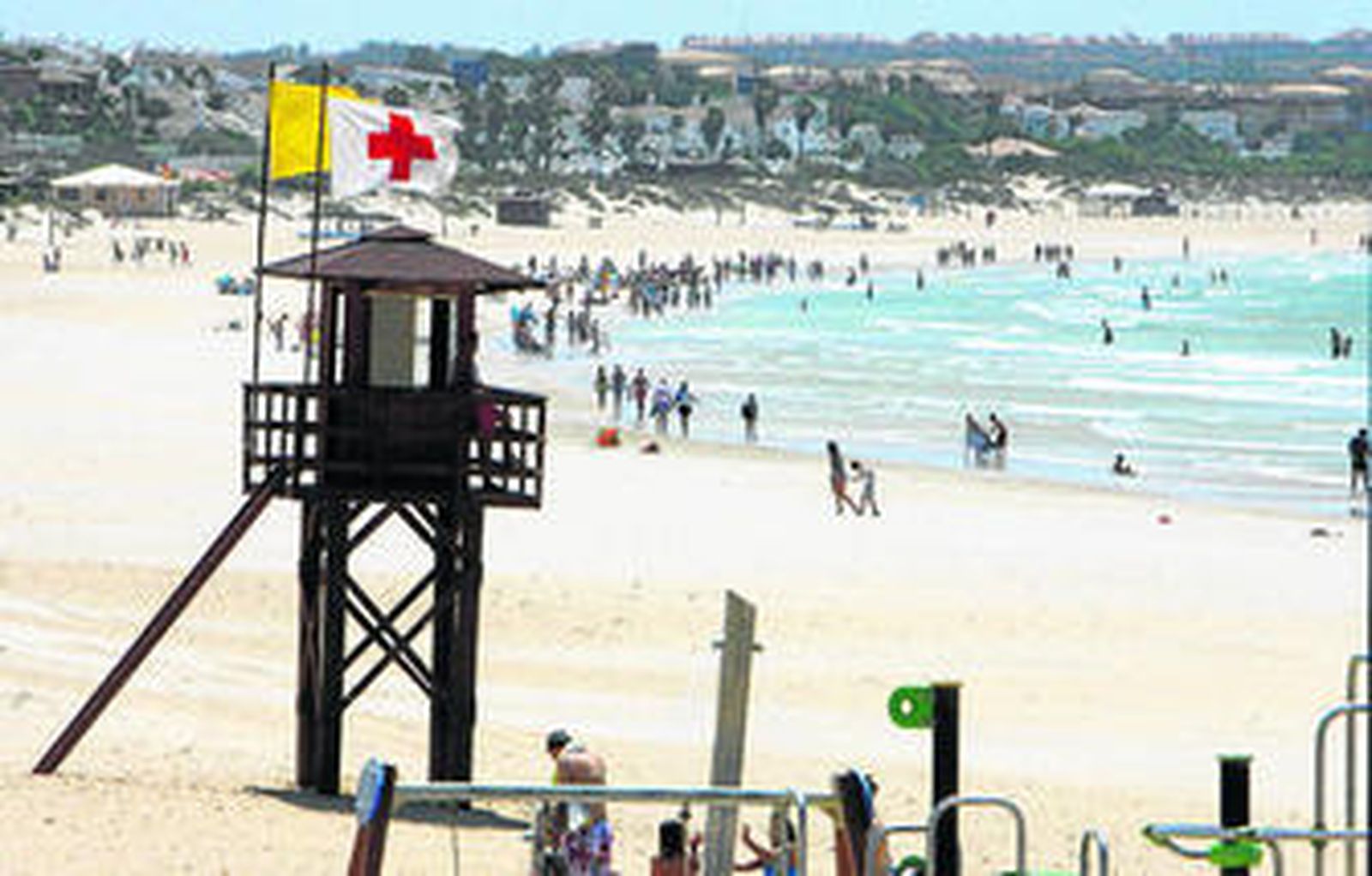 Aspecto que presentaba ayer la playa de la Barrosa a las dos de la tarde.