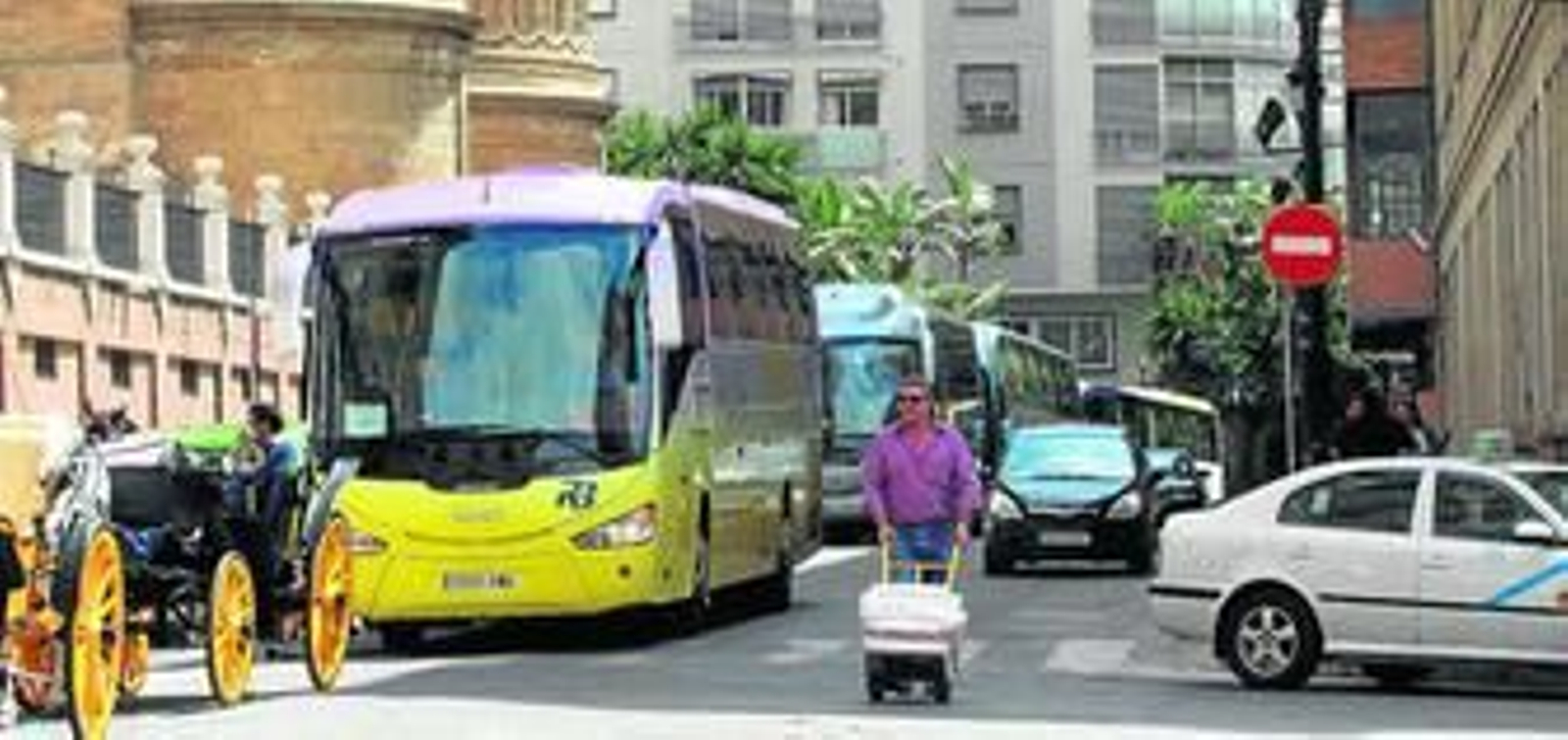 Coches de caballo, autobuses, taxis y carga y descarga se agolpan en el lateral sur de la Catedral.