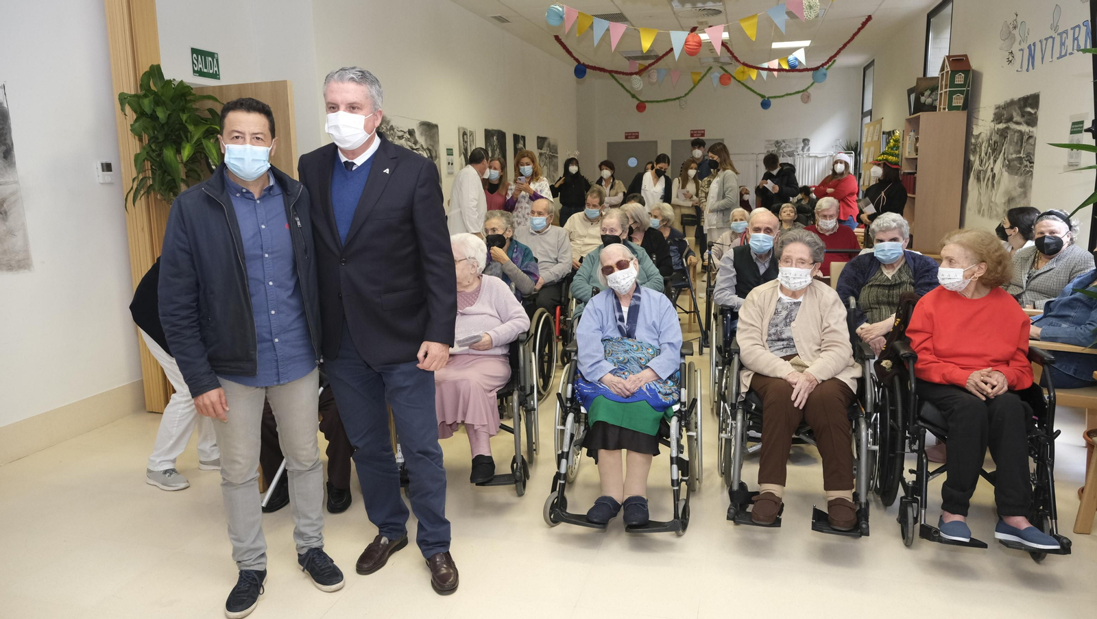 Escolares llenan de villancicos y felicitaciones navideñas las residencias de mayores