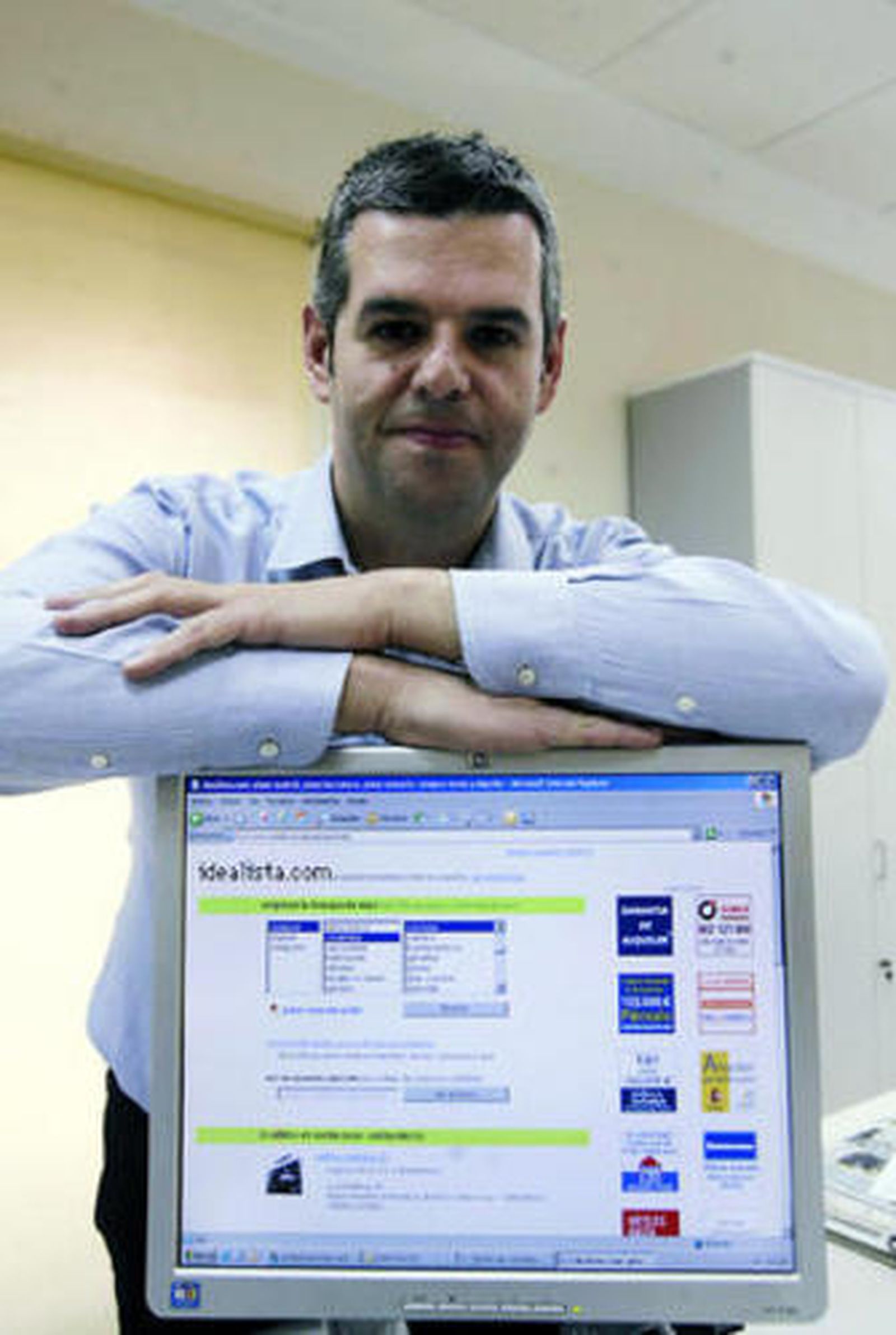 Fernando Encinar posa junto a un ordenador con la web Idealista.com activada.