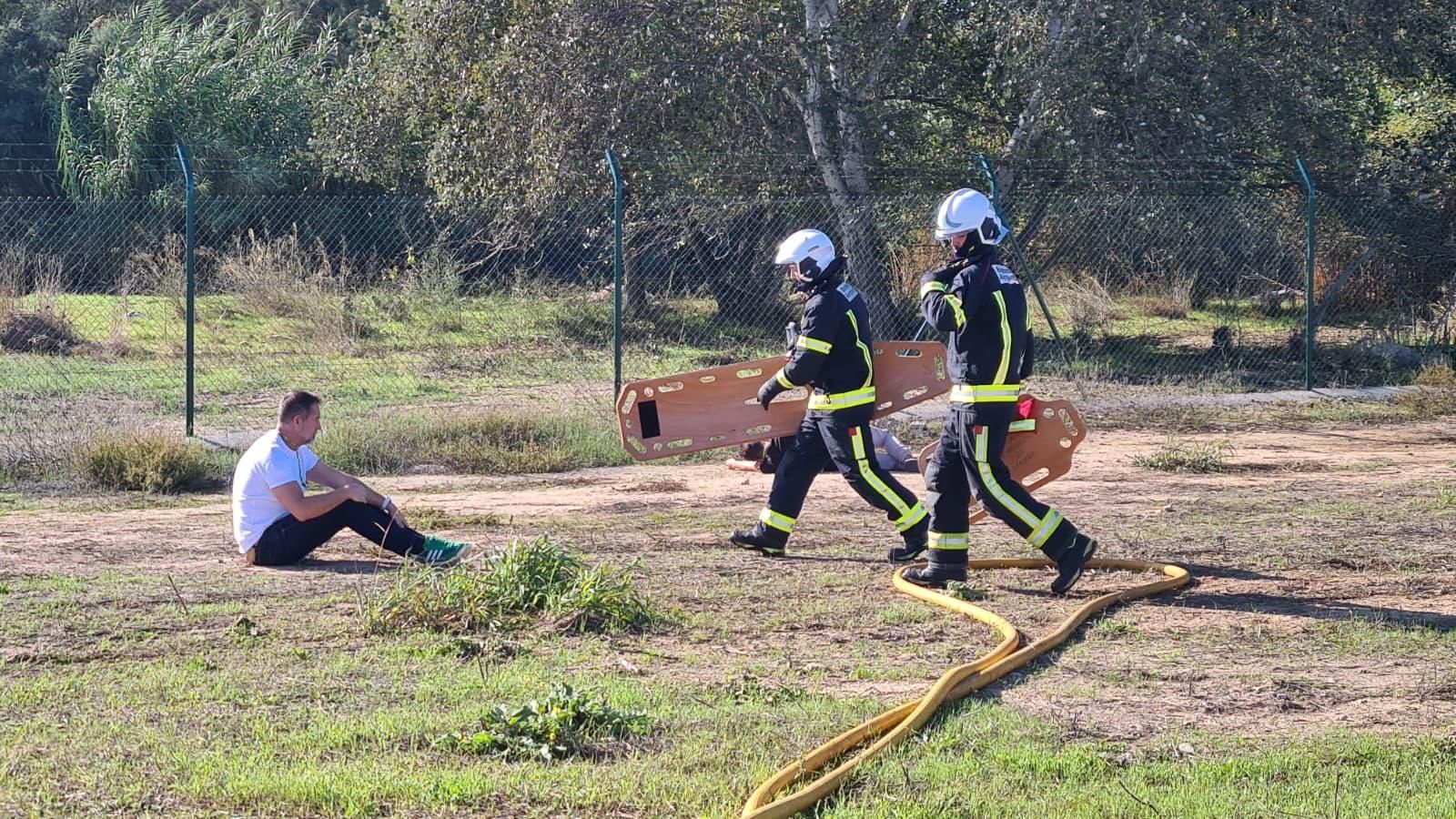 Los bomberos llegan a auxiliar a un herido.