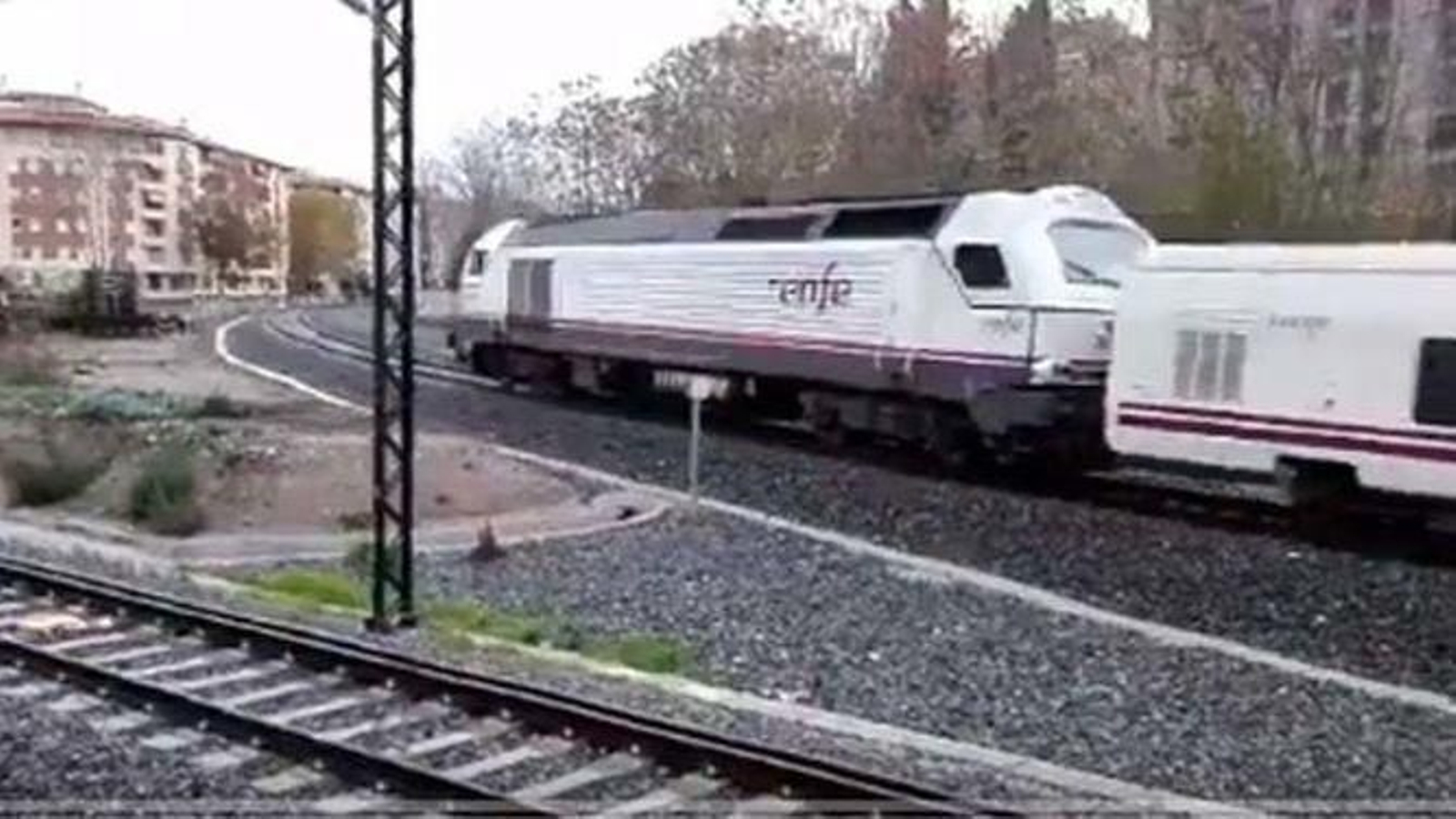 La locomotora 334 del Talgo en prueba sale tarde de Granada