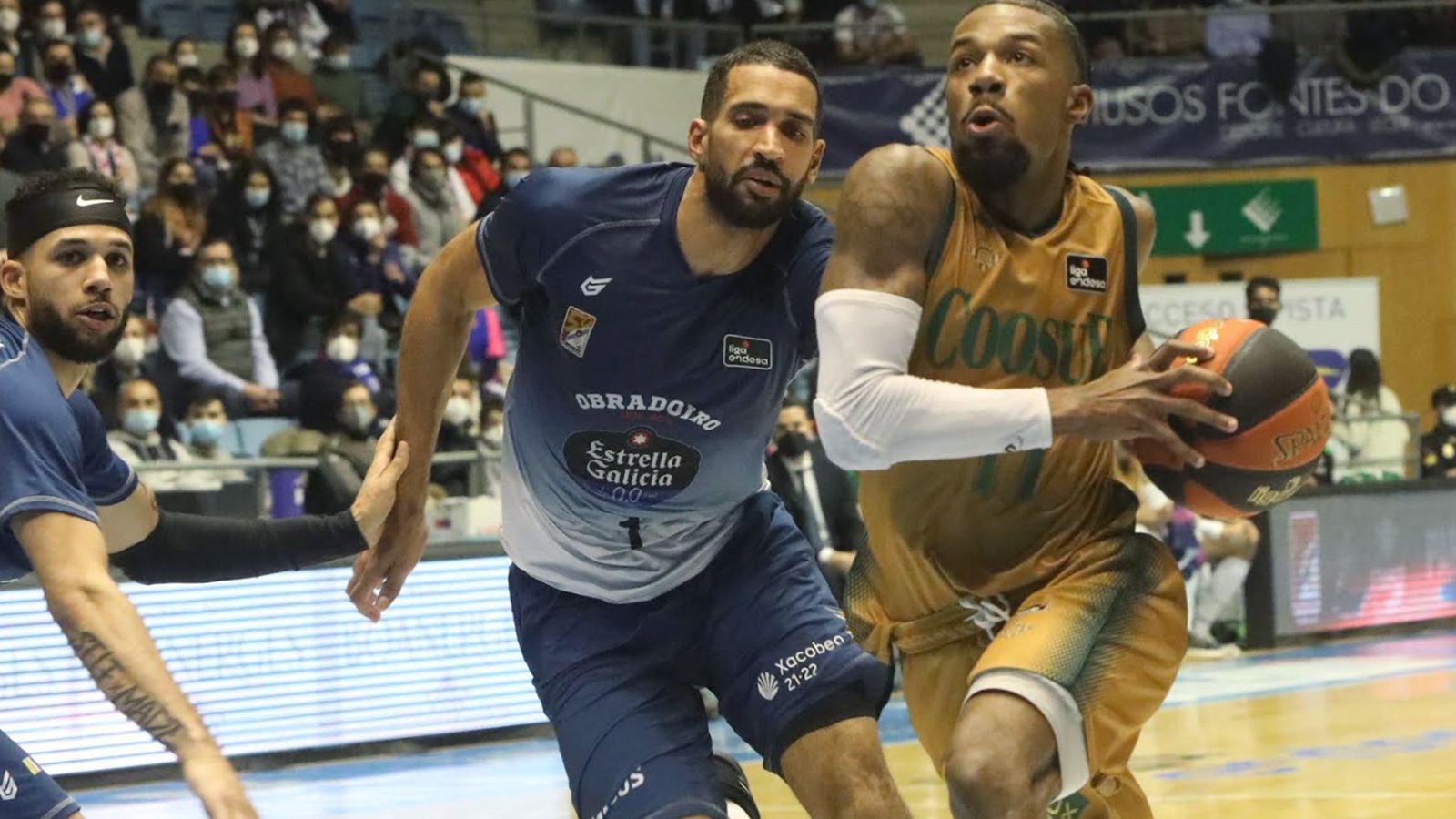 Evans entra con fuerza a la canasta ante Schrubb.