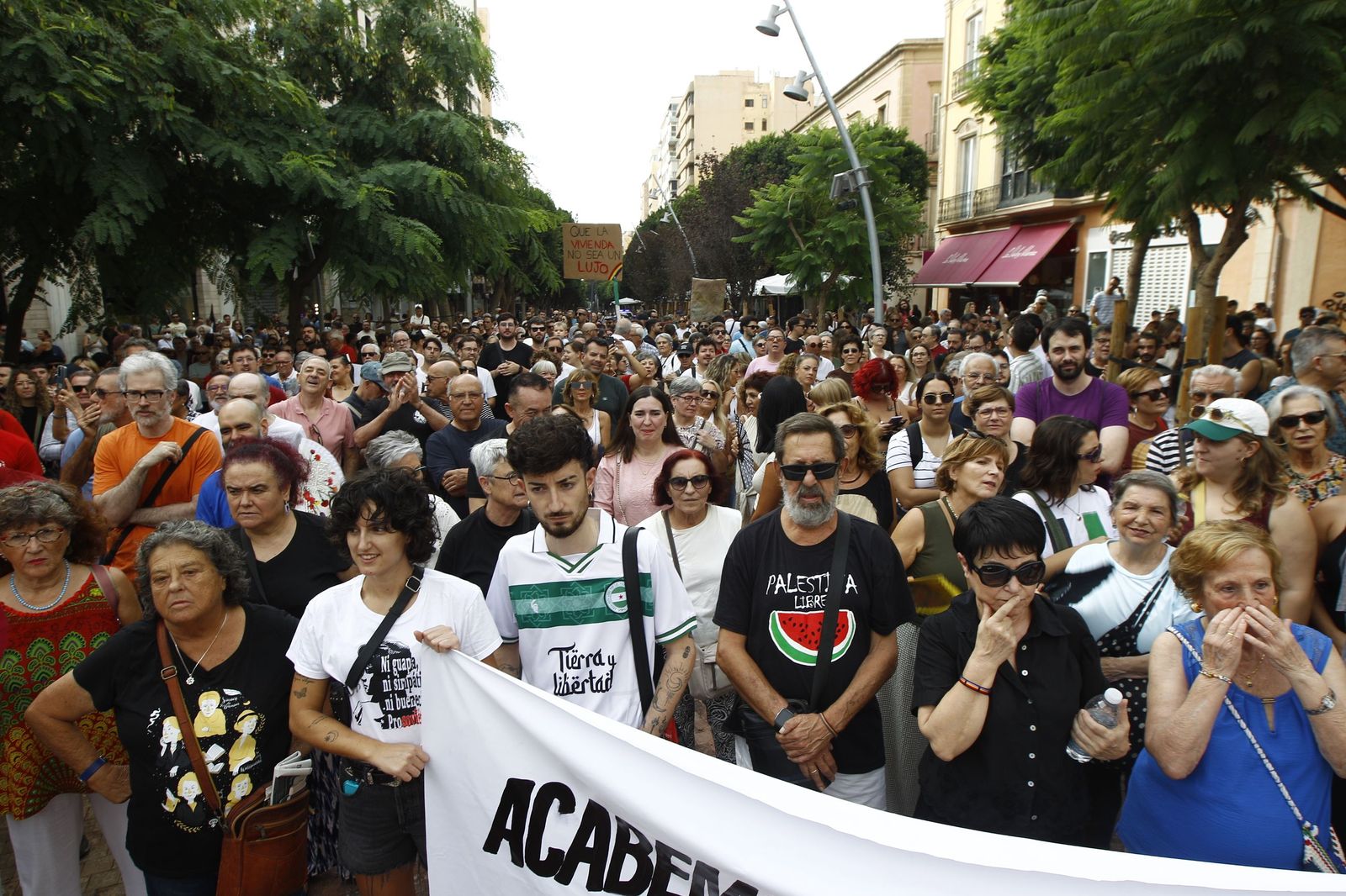 Manifestación en Almería por el derecho a la vivienda, en imágenes